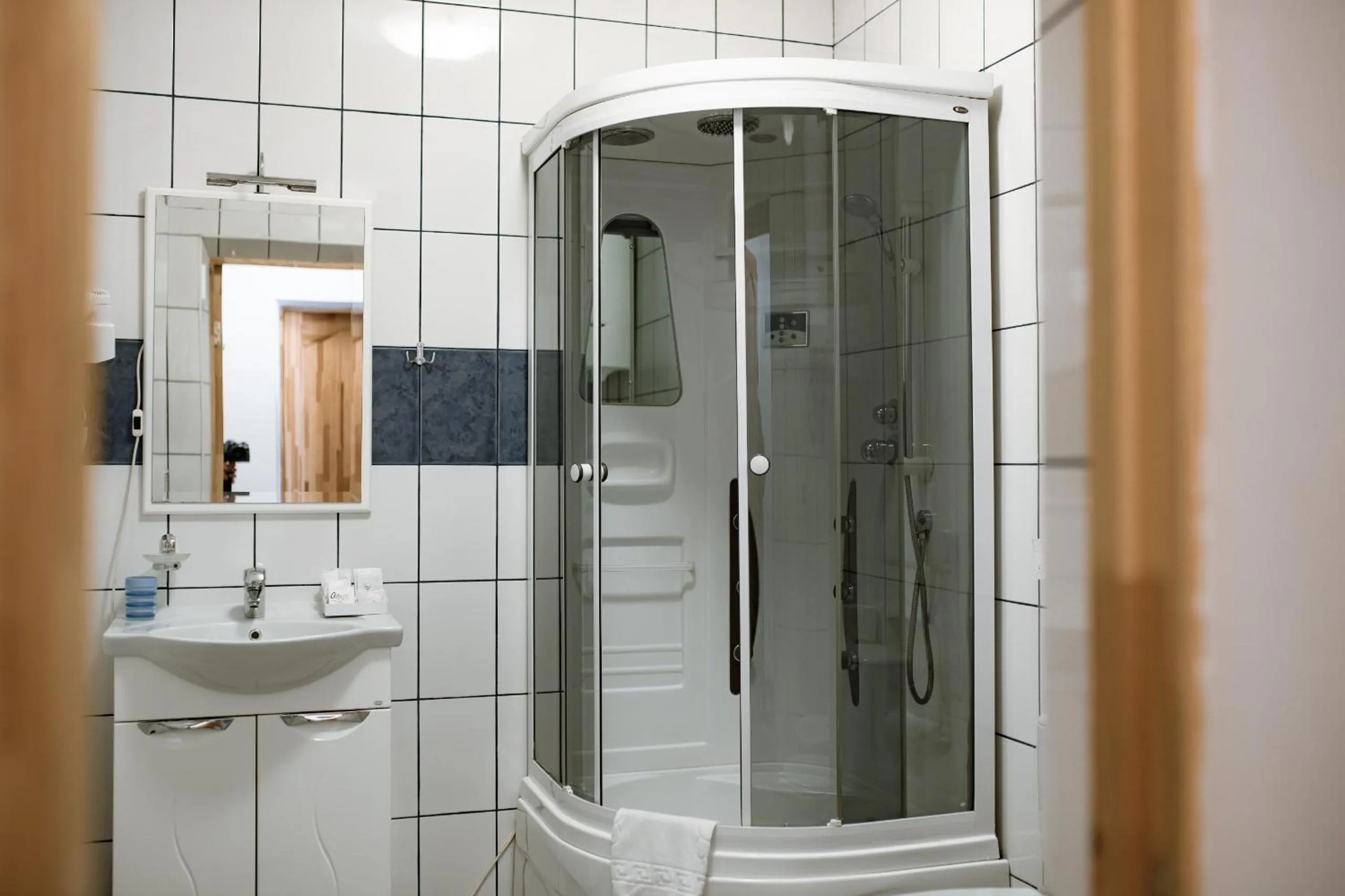 Shower in ZimaSnow Ski & Spa Club