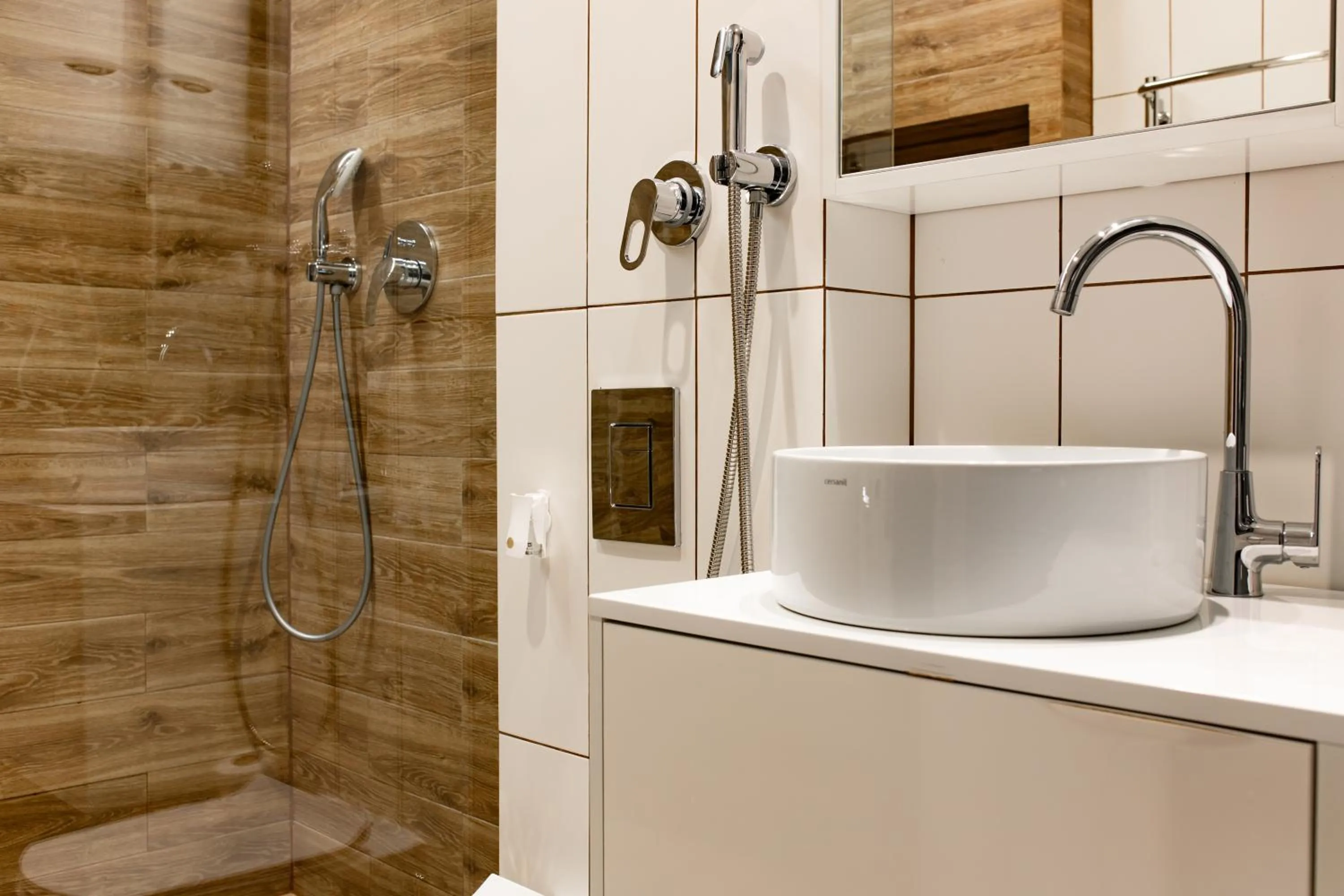 Shower in ZimaSnow Ski & Spa Club