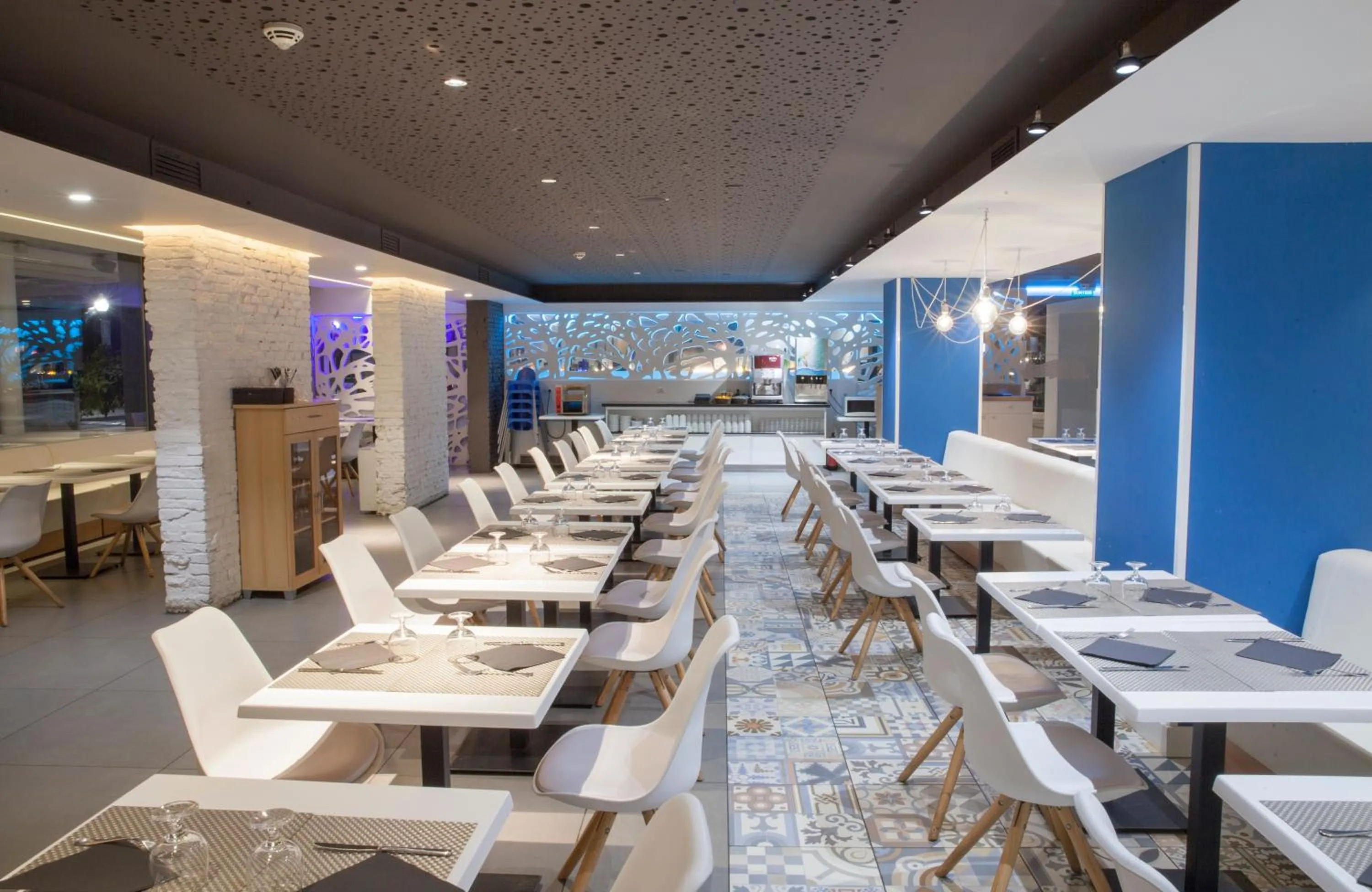 Restaurant/places to eat in Hotel Brisamar Suites