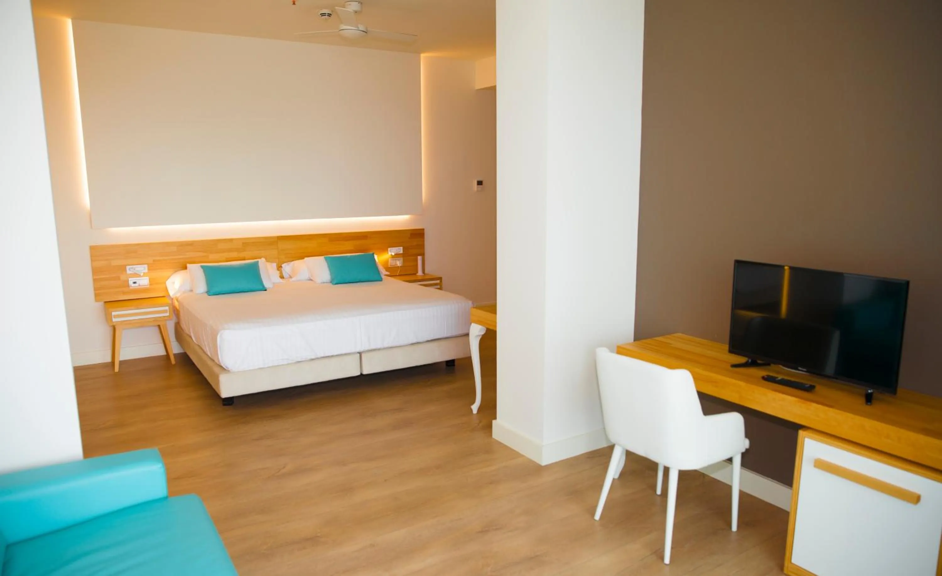 Photo of the whole room, Bed in Hotel Brisamar Suites