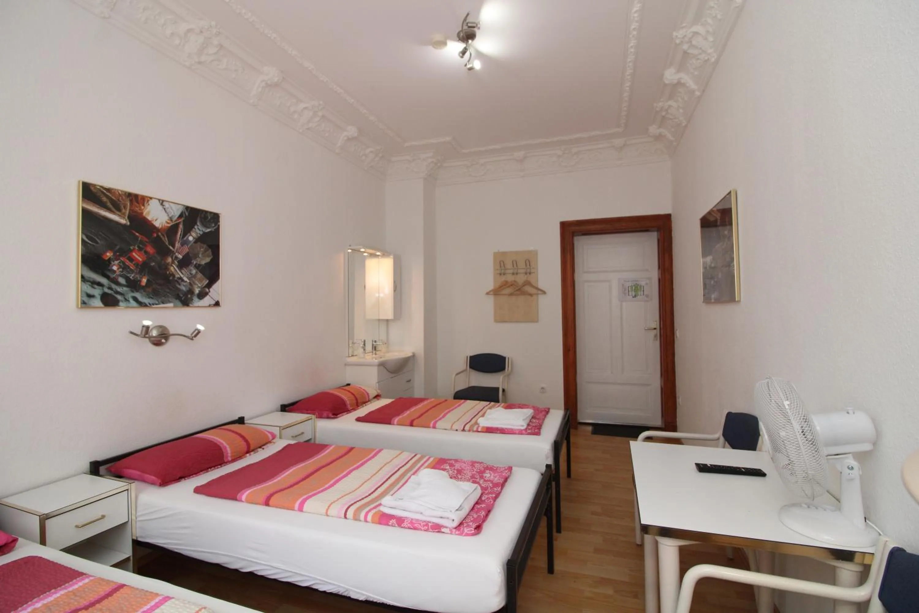 Photo of the whole room, Bed in Space Hotel im Campus der JvP Schule