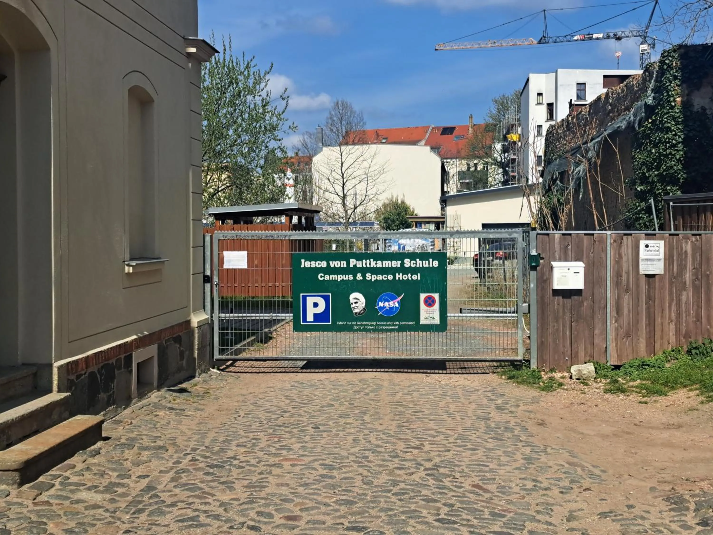 Parking in Space Hotel im Campus der JvP Schule