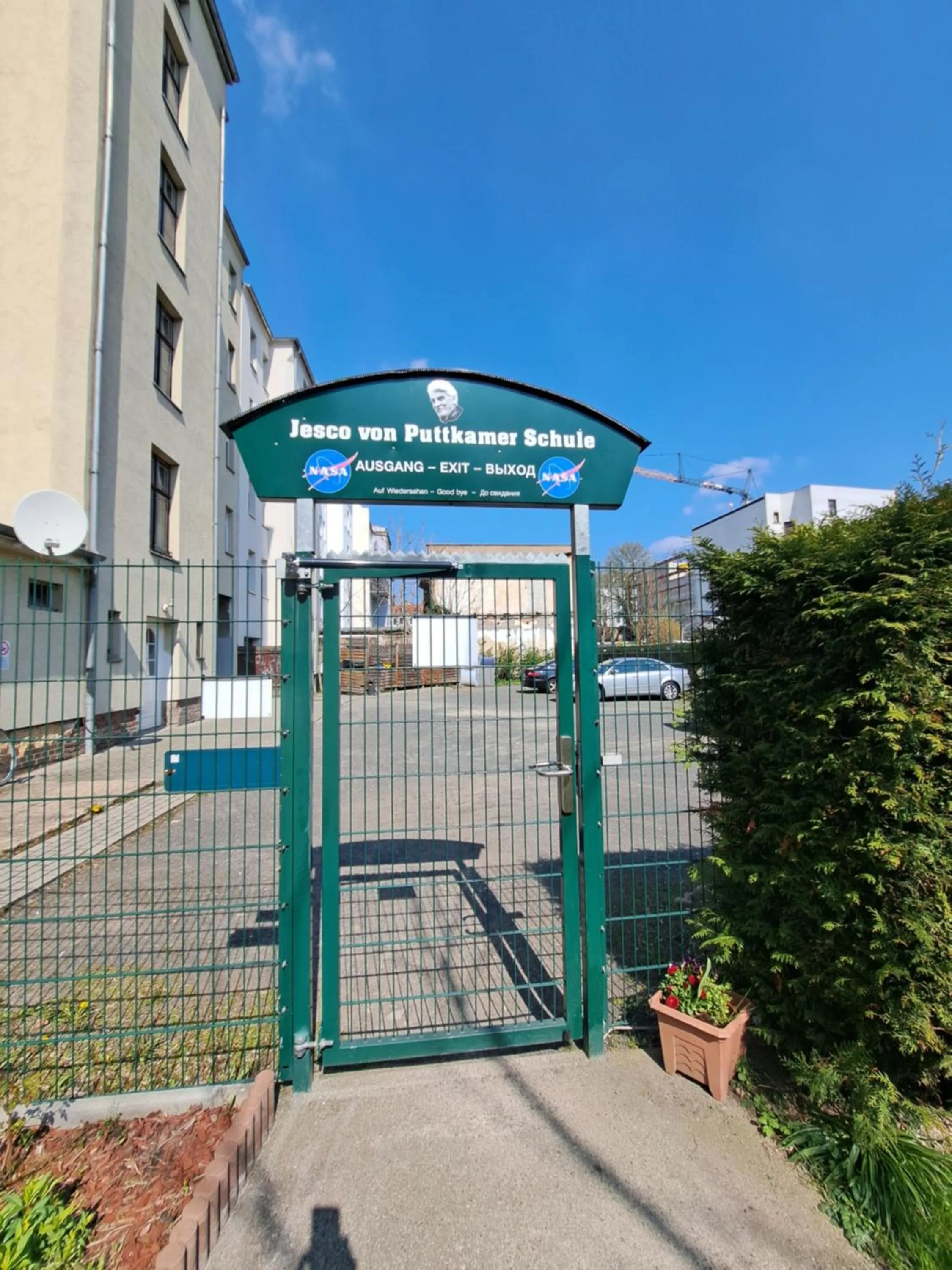 Facade/entrance in Space Hotel im Campus der JvP Schule