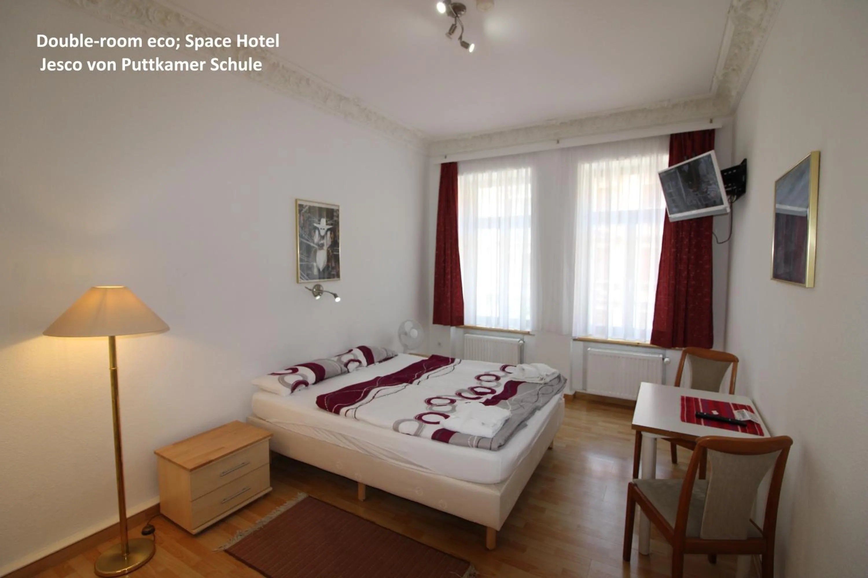 Photo of the whole room, Bed in Space Hotel im Campus der JvP Schule