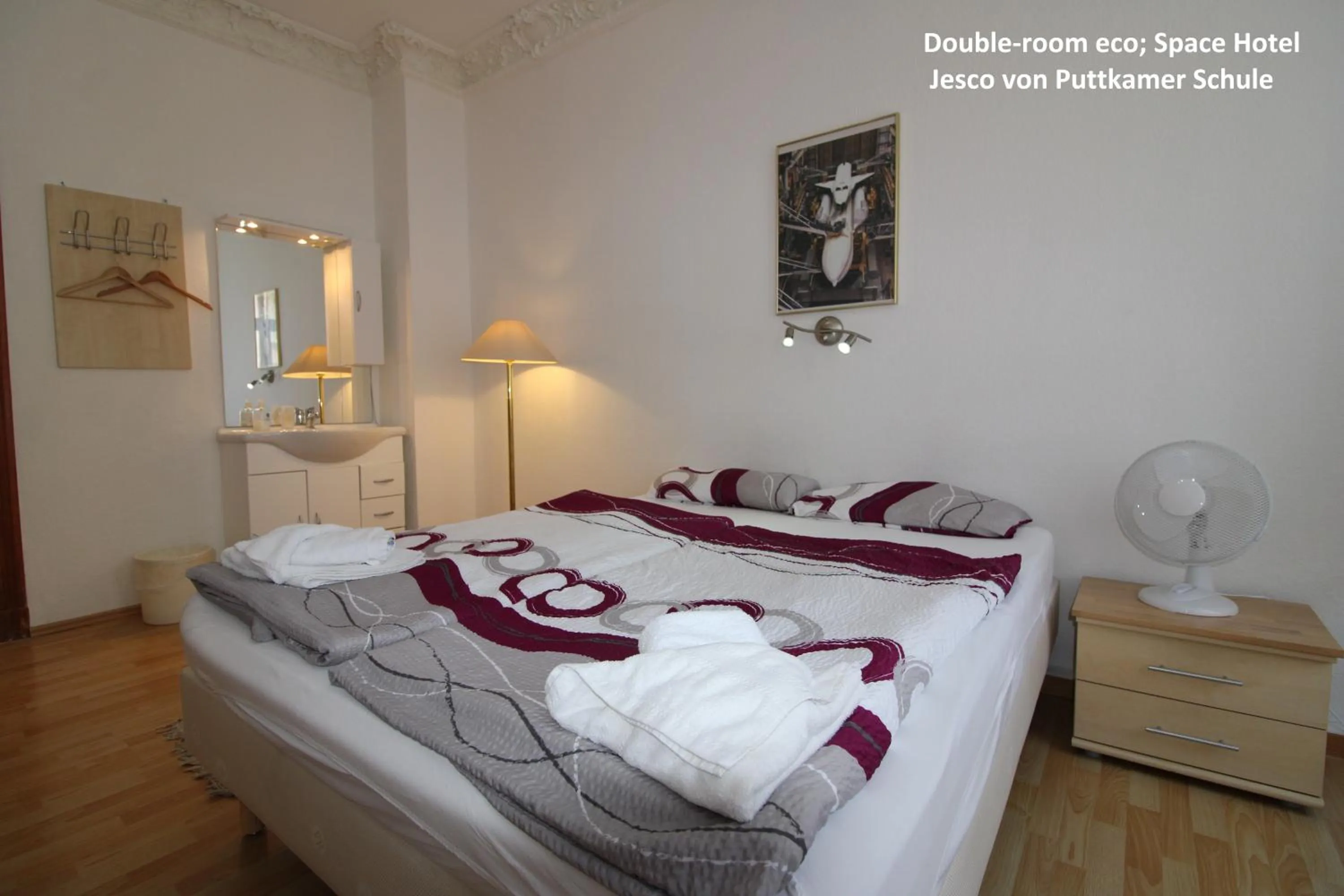 Photo of the whole room, Bed in Space Hotel im Campus der JvP Schule