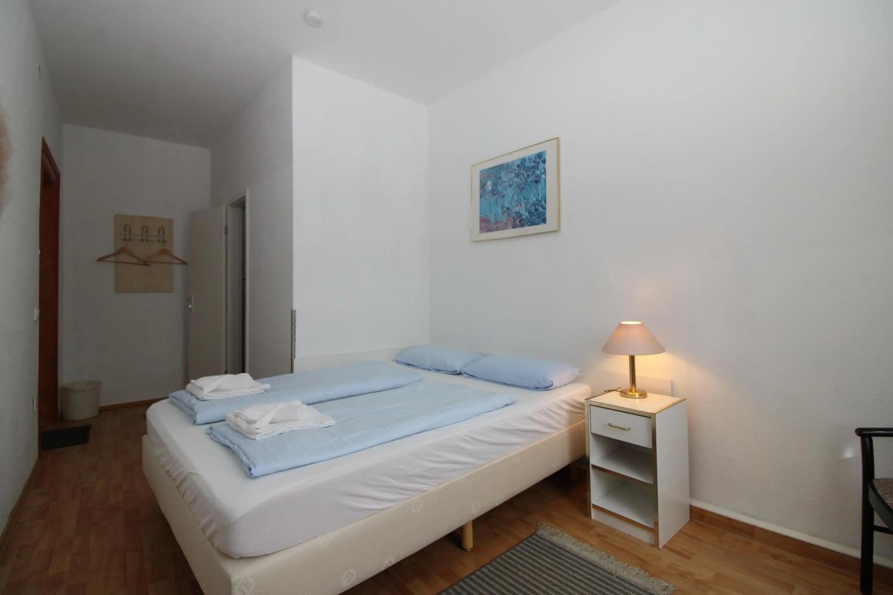 Photo of the whole room, Bed in Space Hotel im Campus der JvP Schule