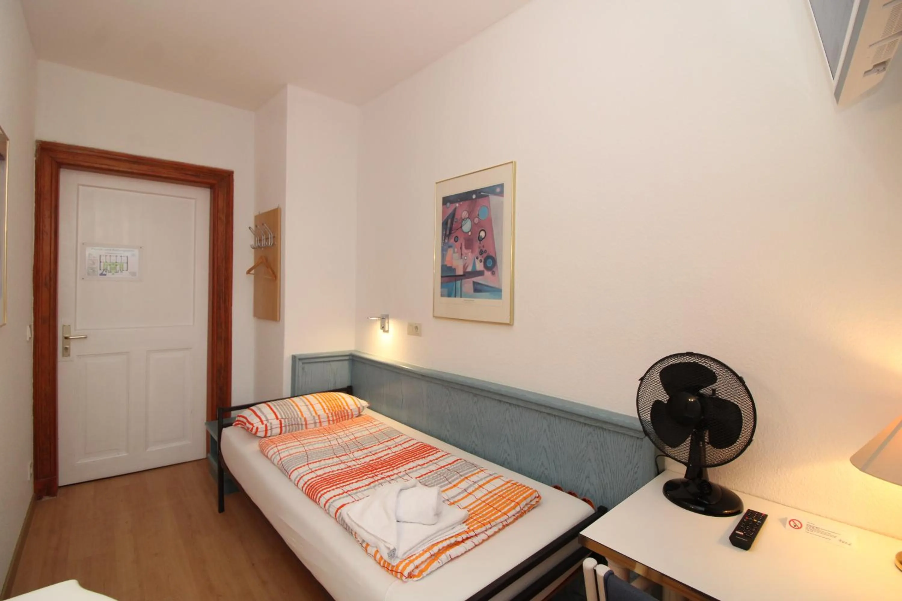 Photo of the whole room, Bed in Space Hotel im Campus der JvP Schule