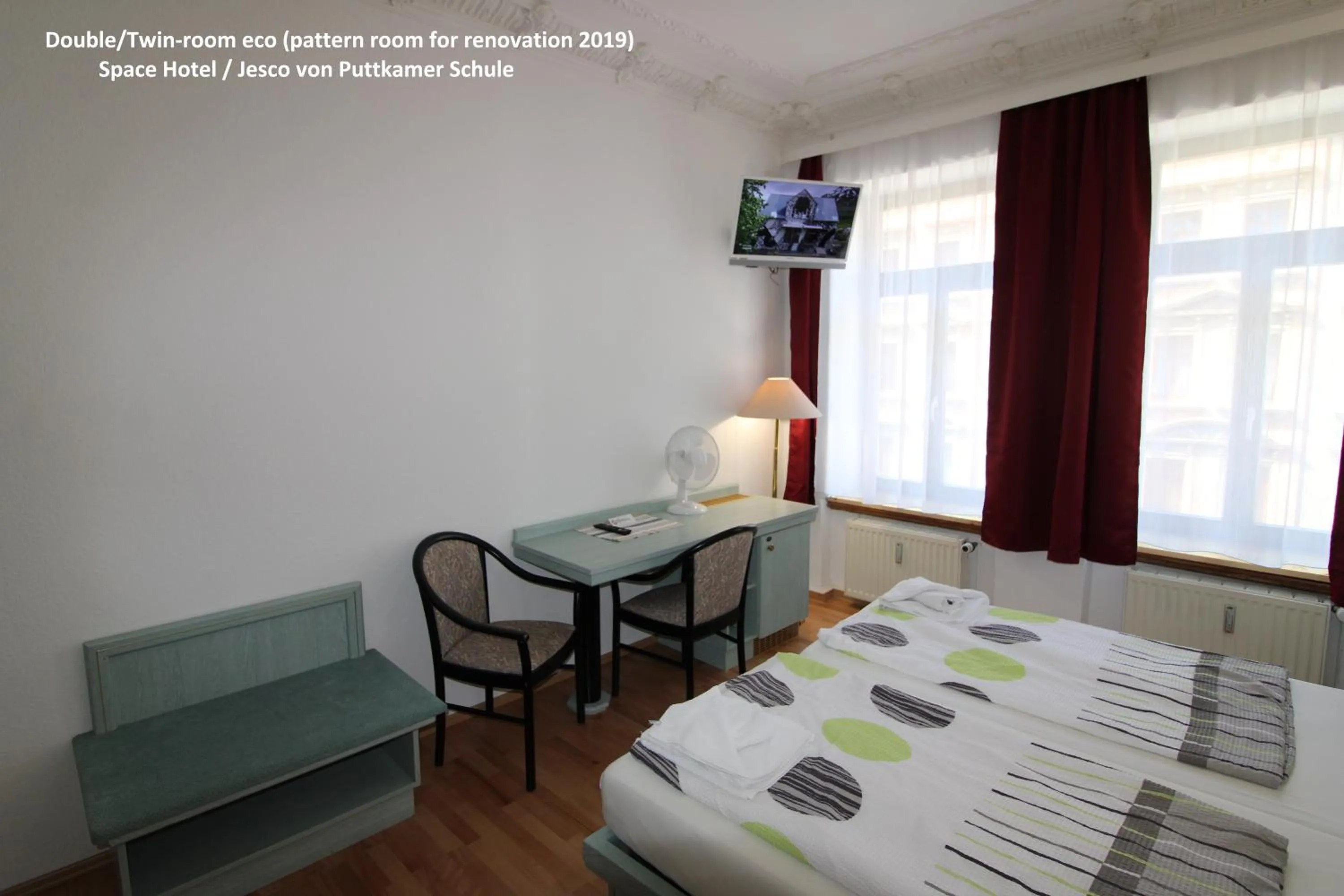 Photo of the whole room, Bed in Space Hotel im Campus der JvP Schule