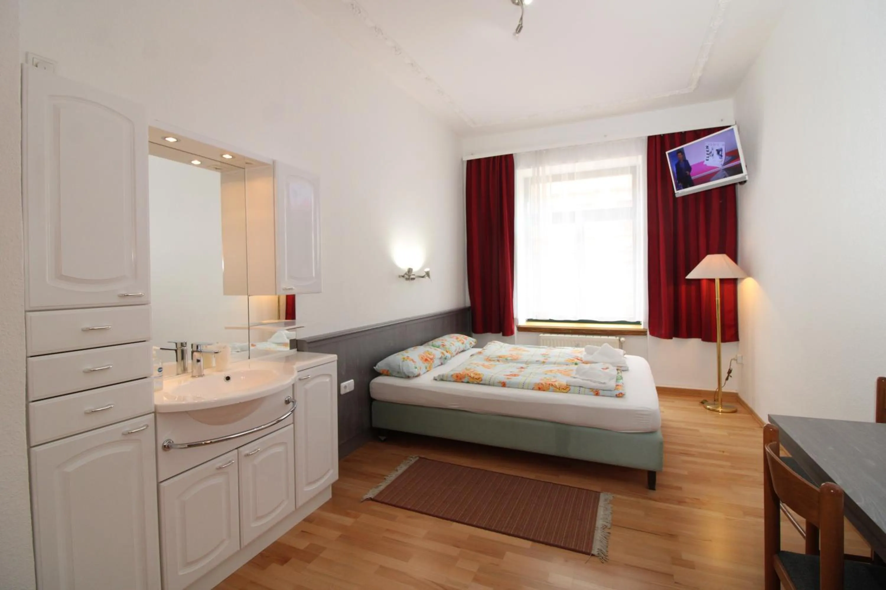 Photo of the whole room, Bed in Space Hotel im Campus der JvP Schule