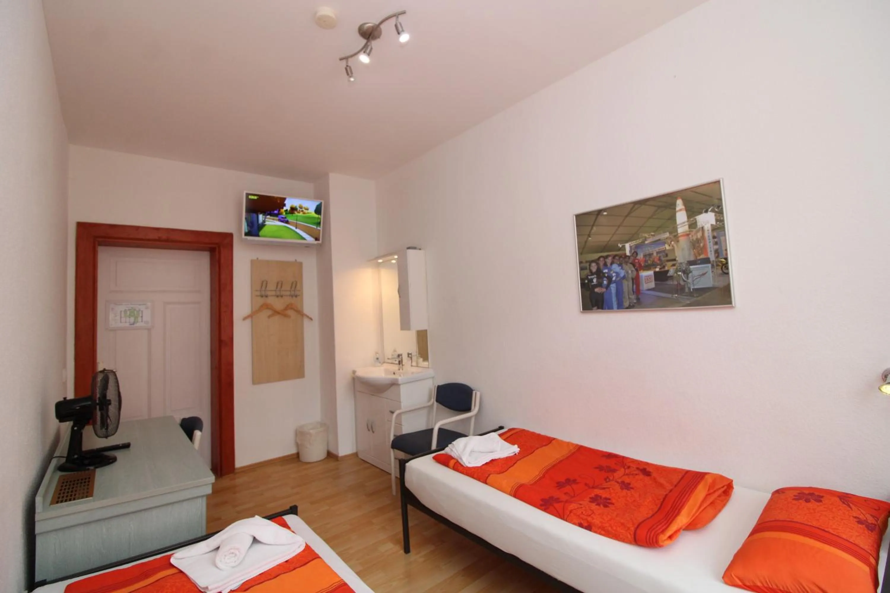 Photo of the whole room, Bed in Space Hotel im Campus der JvP Schule