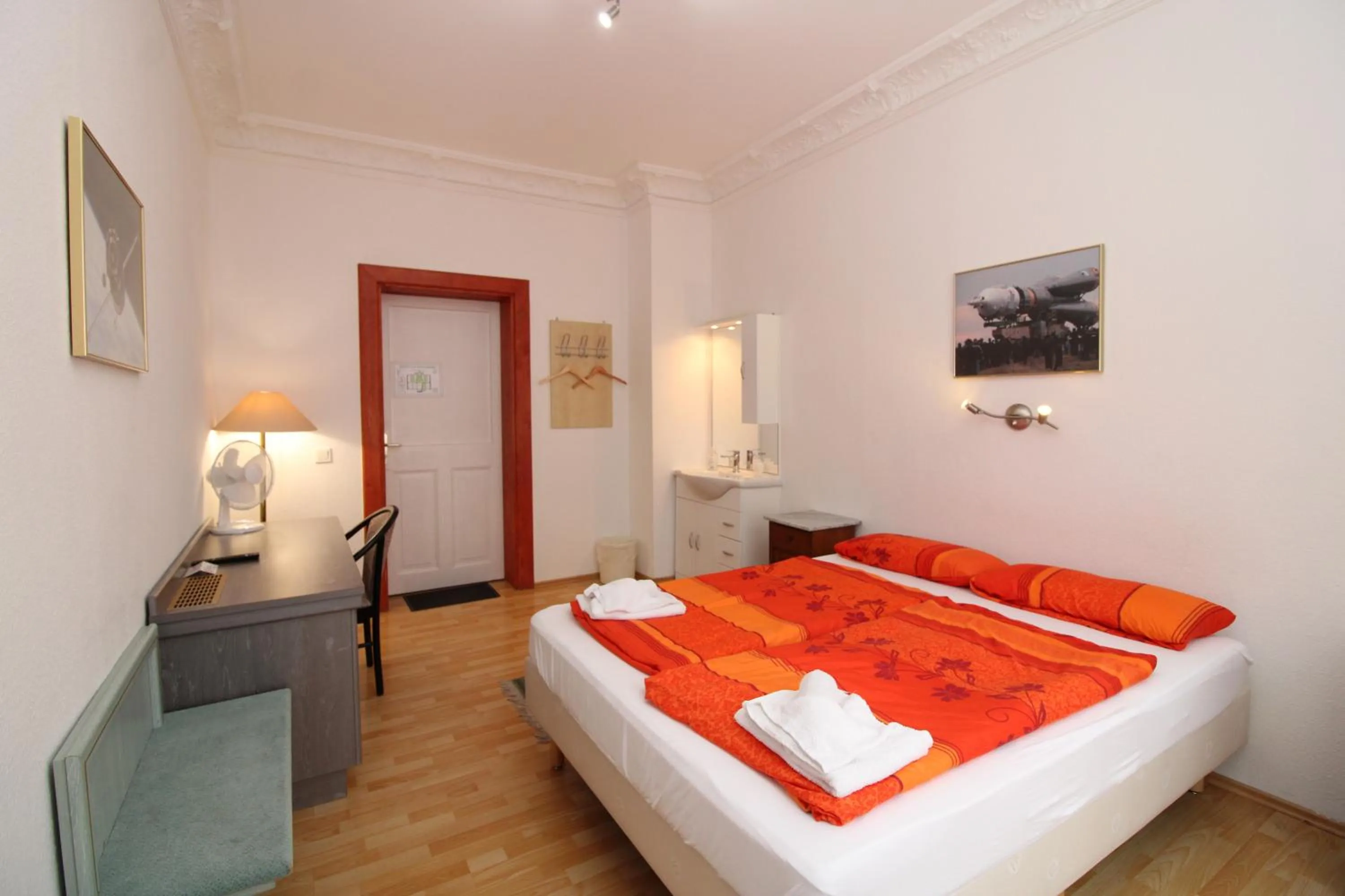 Photo of the whole room, Bed in Space Hotel im Campus der JvP Schule