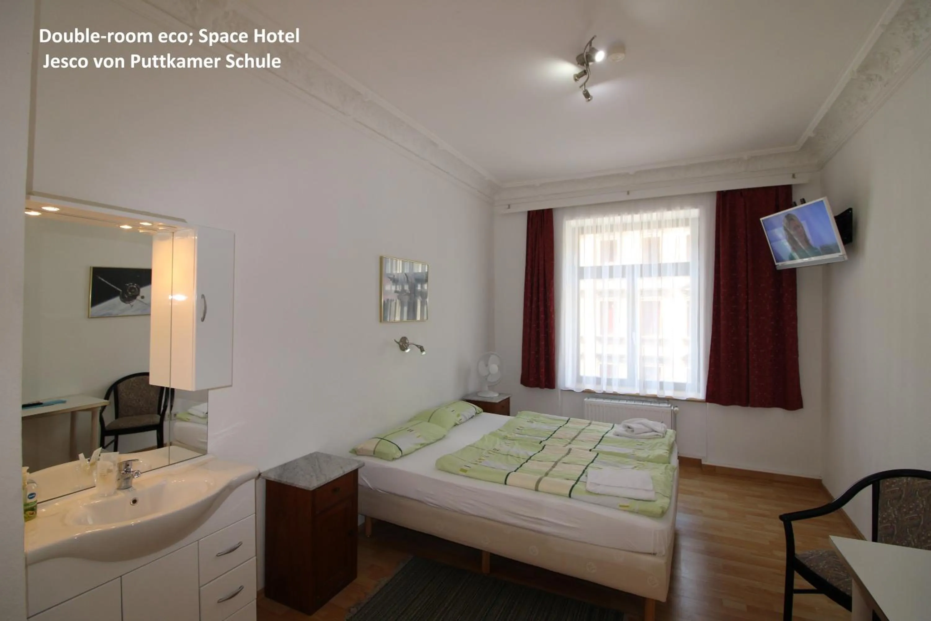 Photo of the whole room, Bed in Space Hotel im Campus der JvP Schule