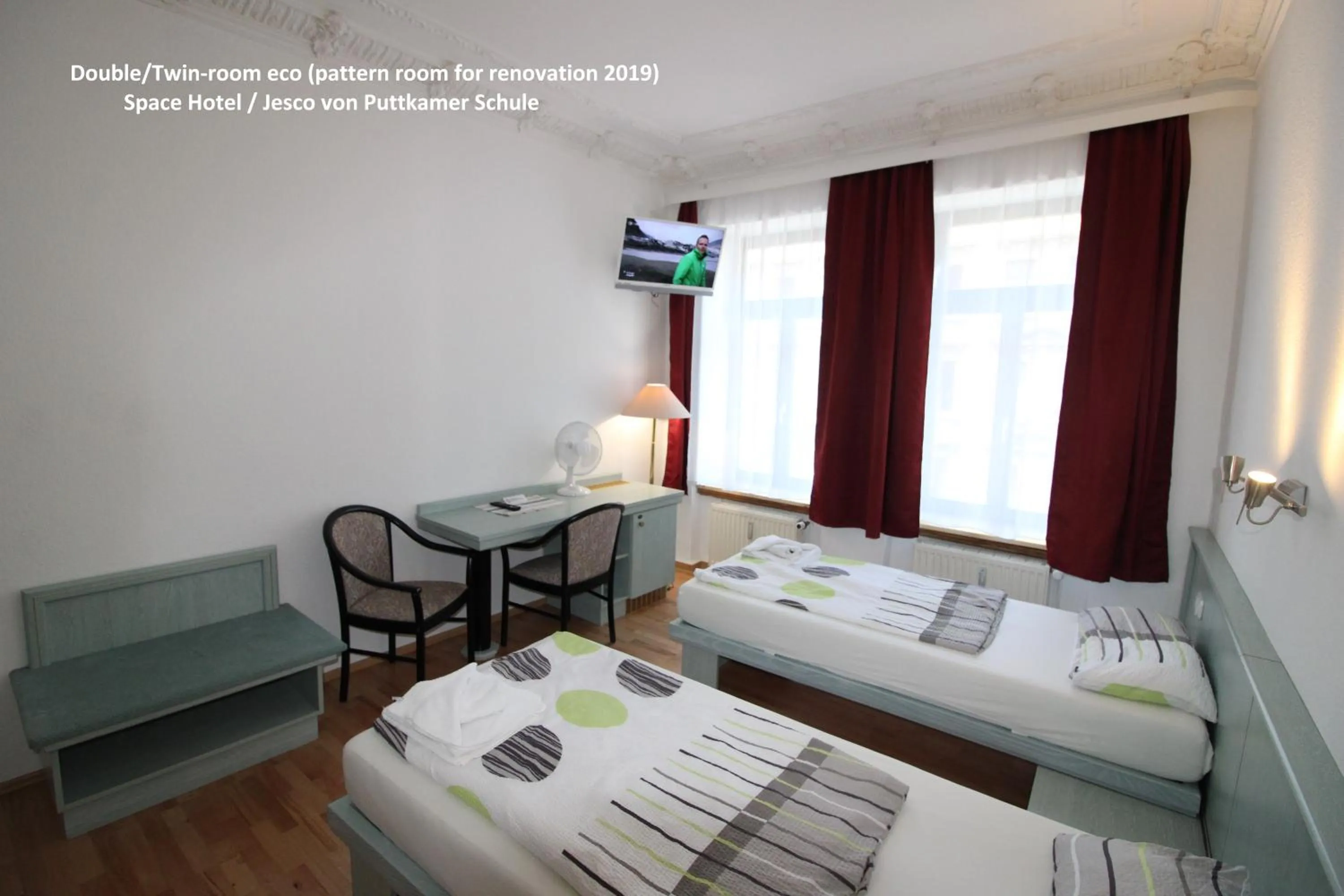 Photo of the whole room, Bed in Space Hotel im Campus der JvP Schule