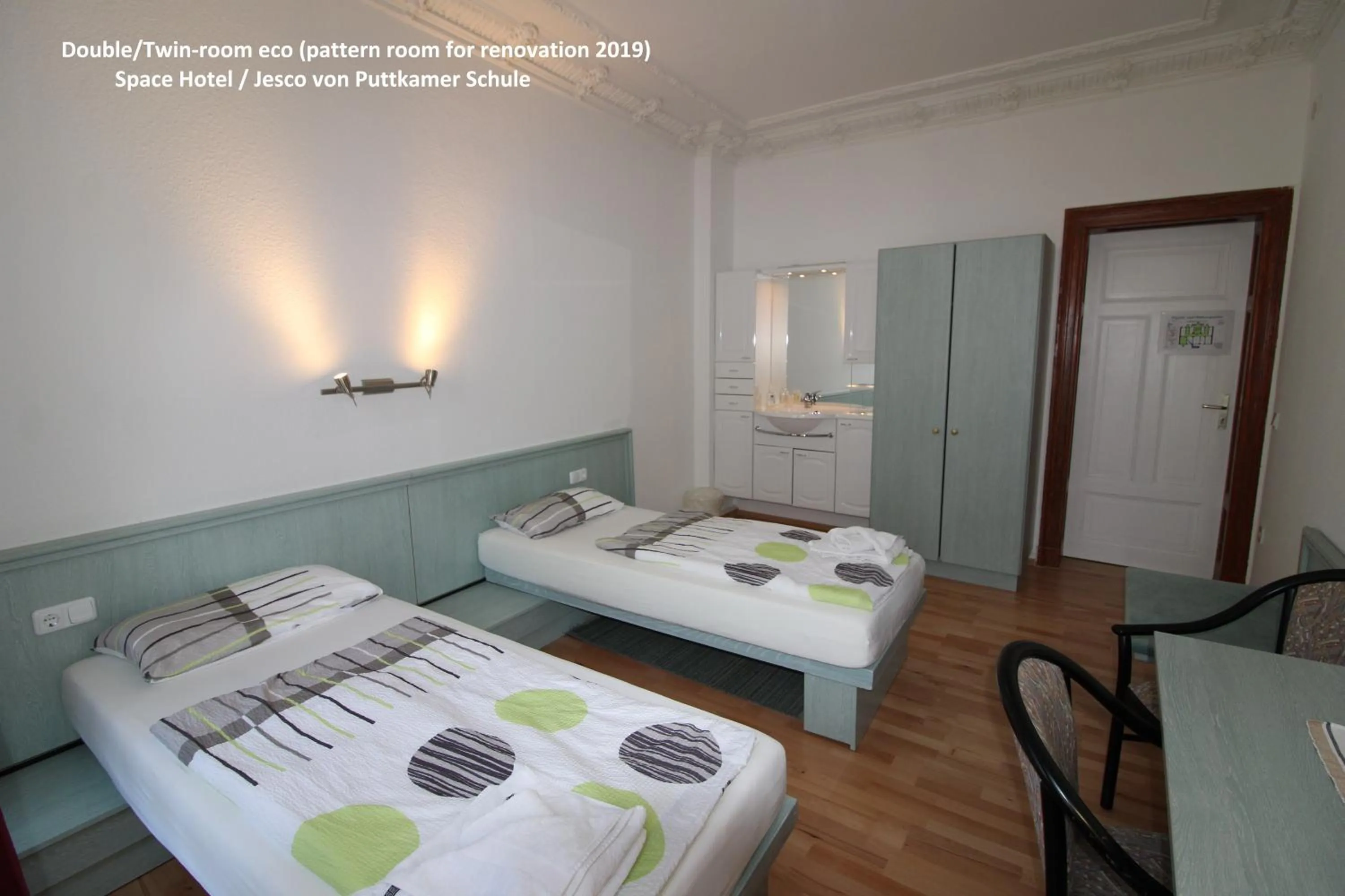 Photo of the whole room, Bed in Space Hotel im Campus der JvP Schule