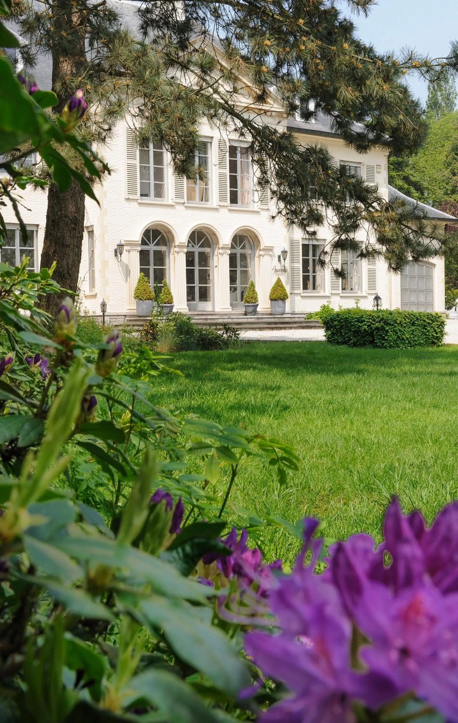 Property building in Hotel Fleur de Lys