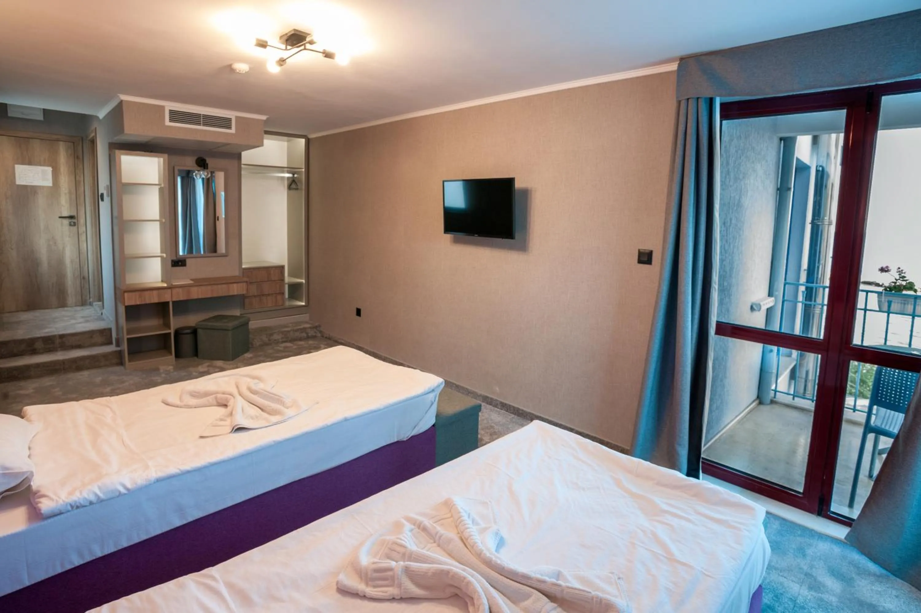 Photo of the whole room, Bed in White House Family Hotel Spa zone