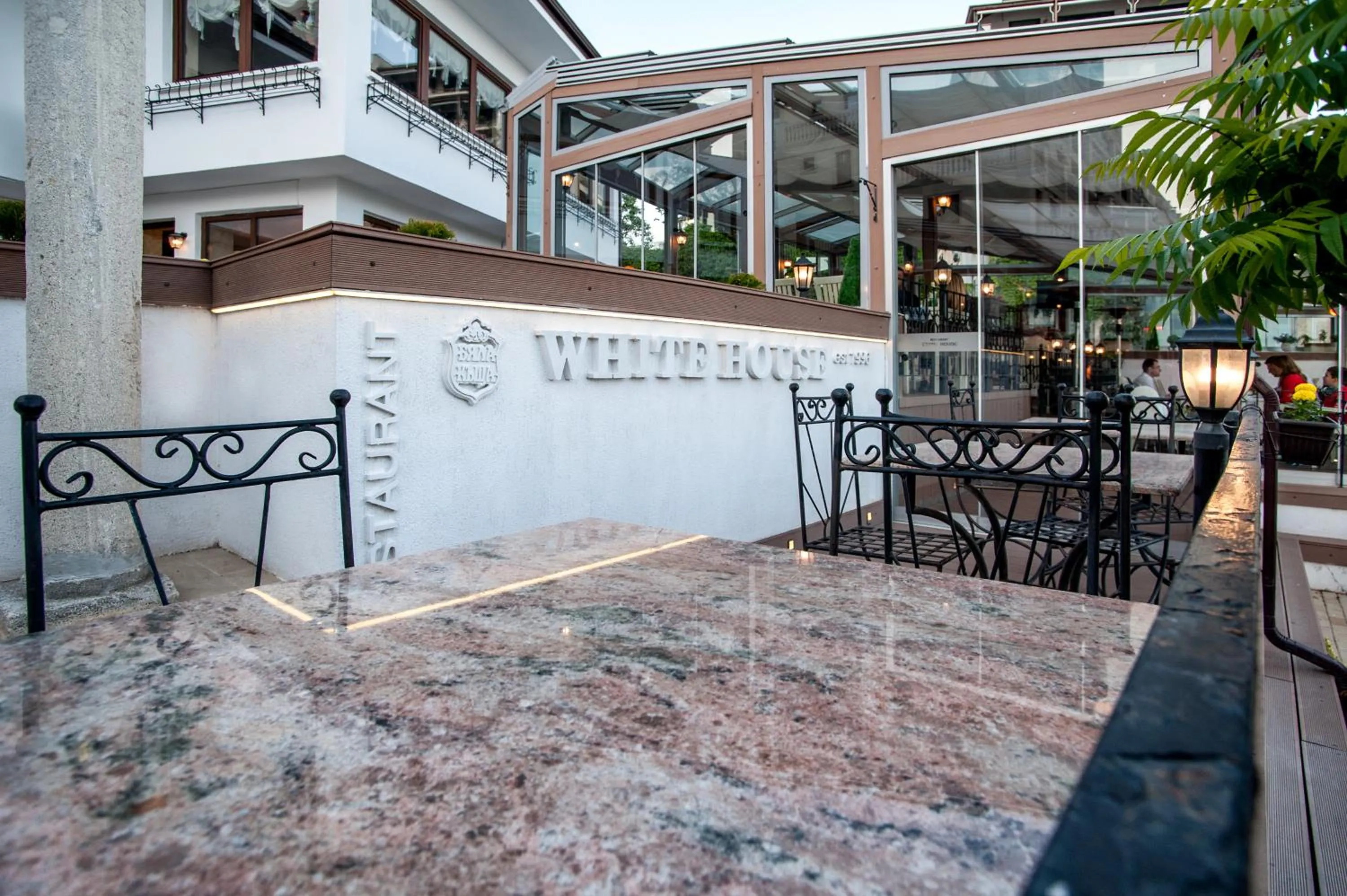 Restaurant/places to eat in White House Family Hotel Spa zone