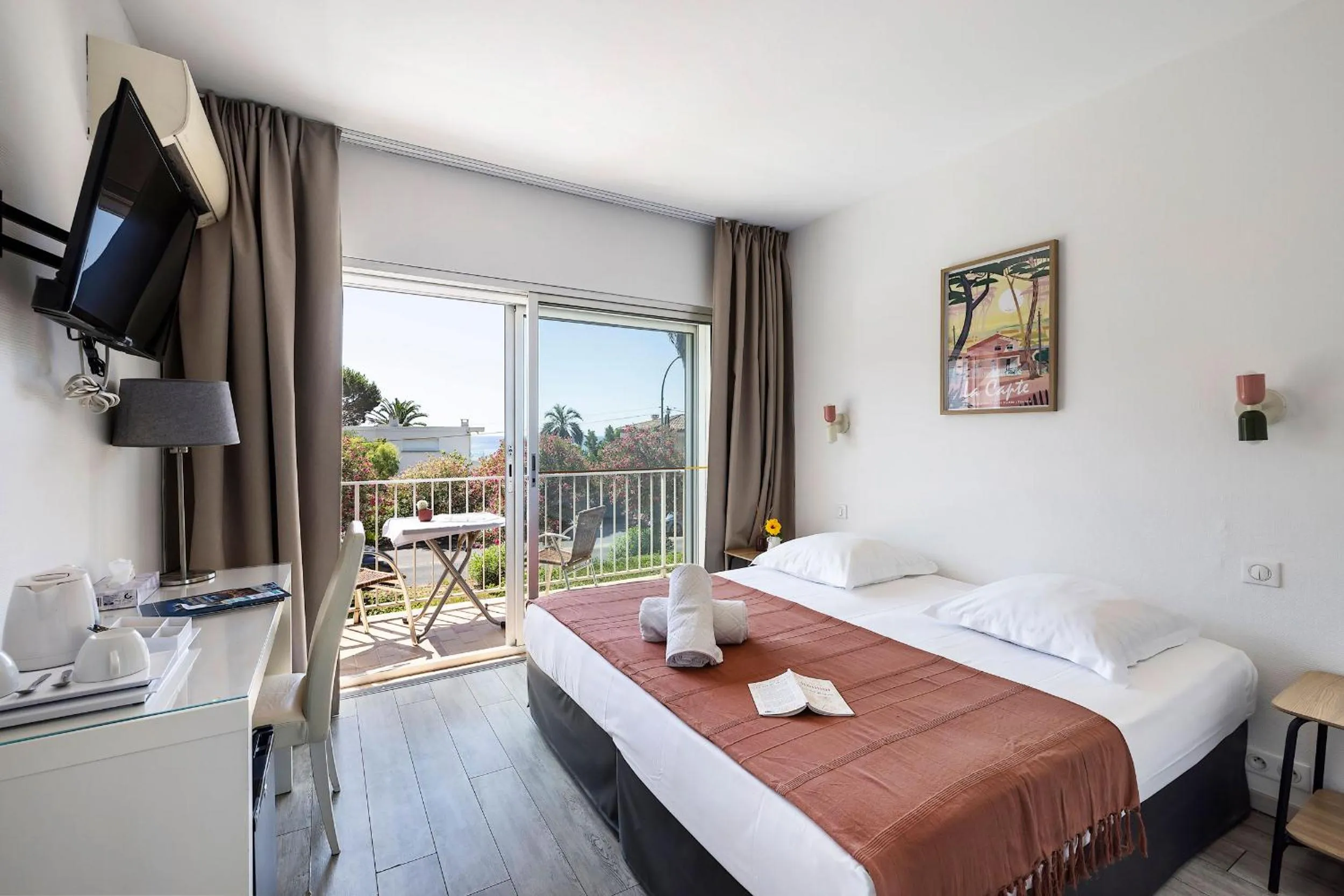 Bed in Hotel Le Golfe Bleu