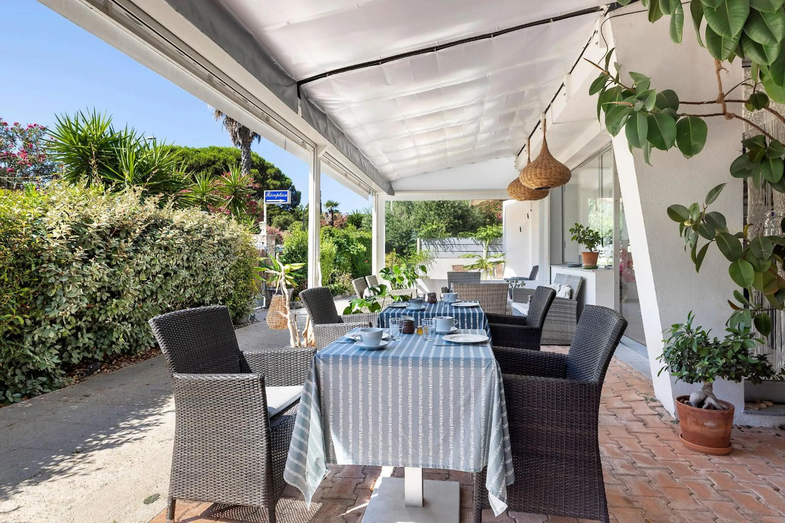 Patio in Hotel Le Golfe Bleu