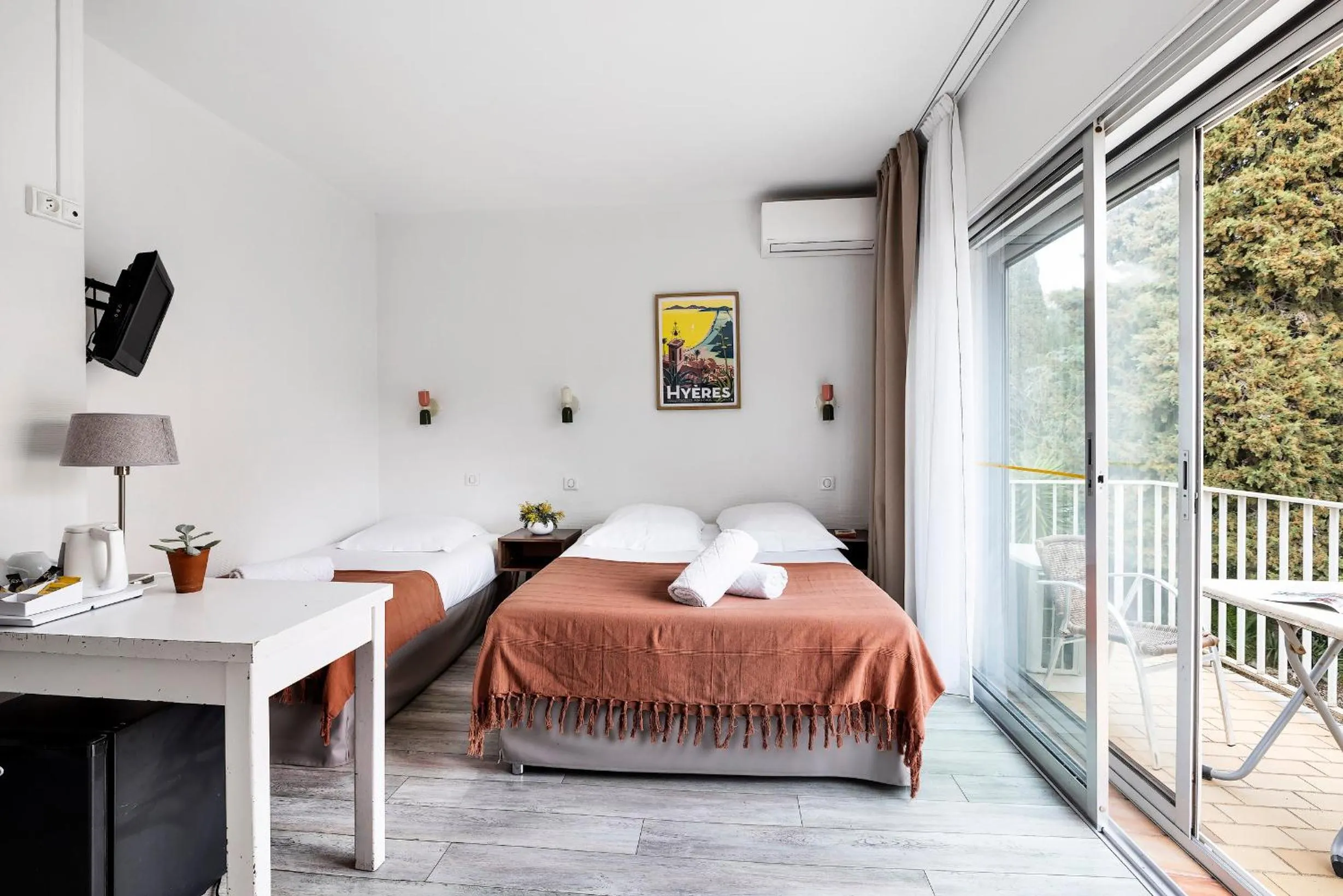 Property building, Bed in Hotel Le Golfe Bleu