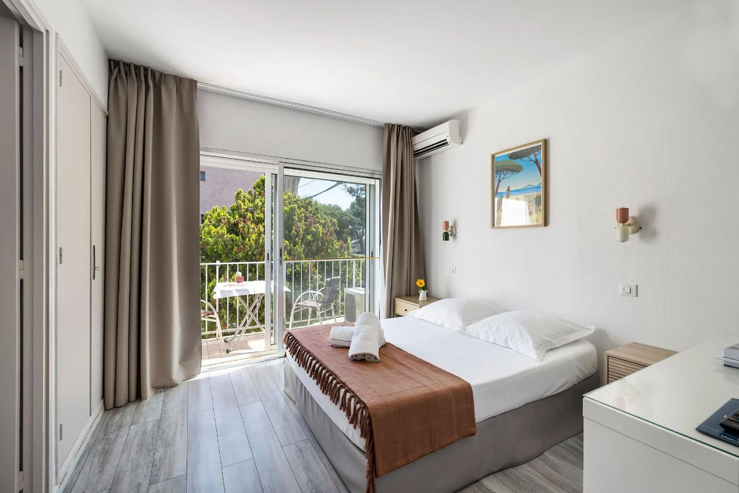 Property building, Bed in Hotel Le Golfe Bleu