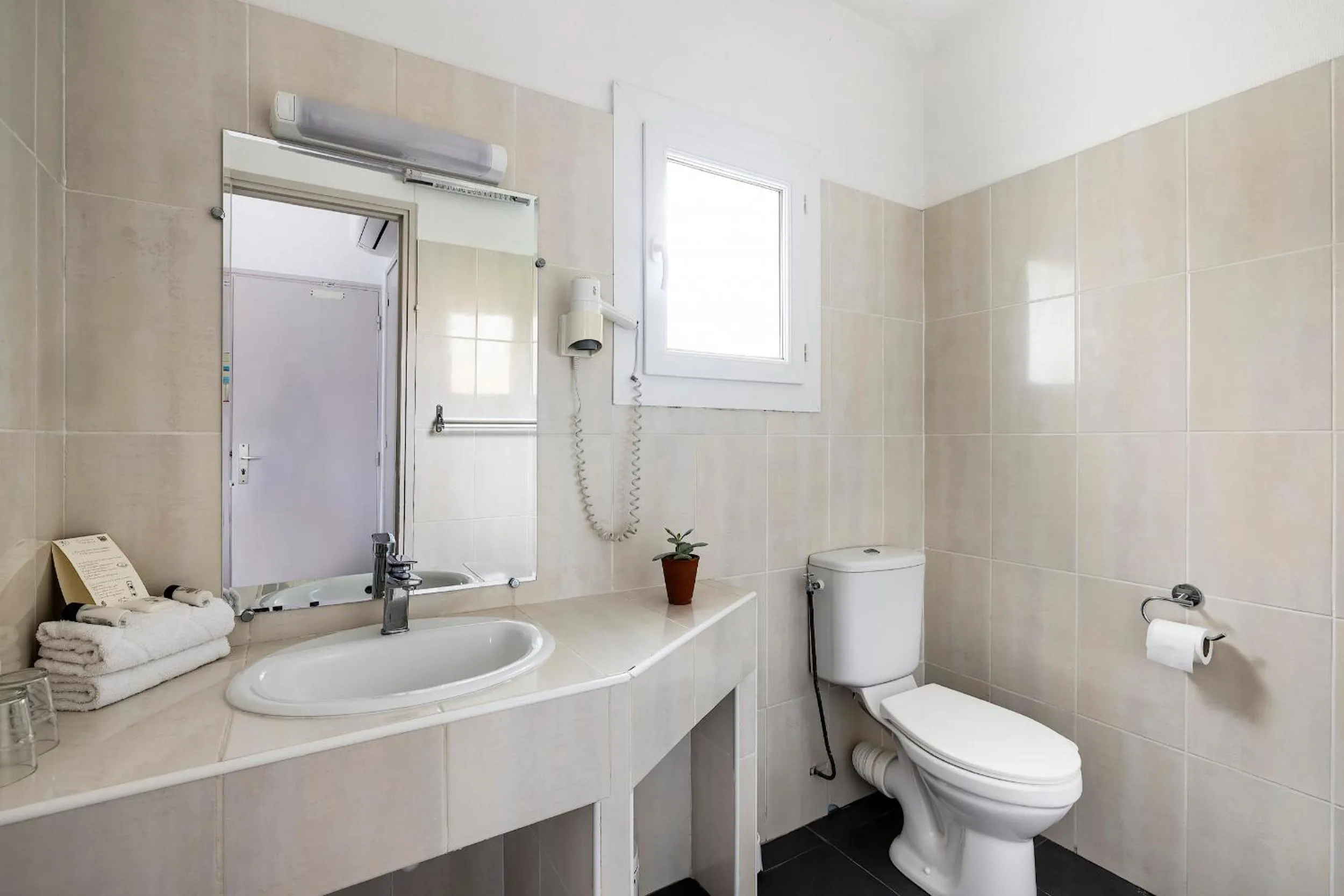 Property building in Hotel Le Golfe Bleu