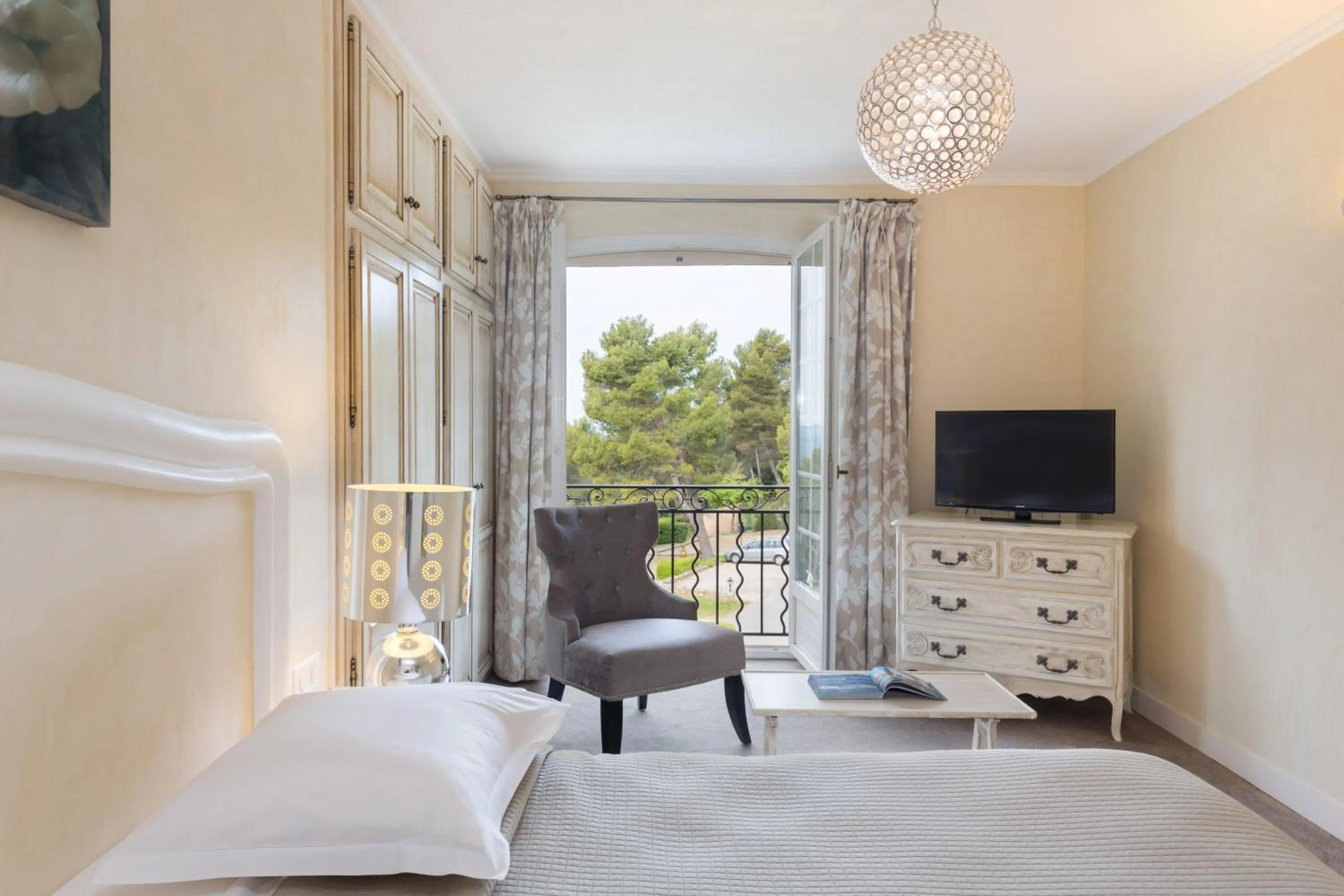 Bed in La Bastide De Tourtour Hotel & Spa