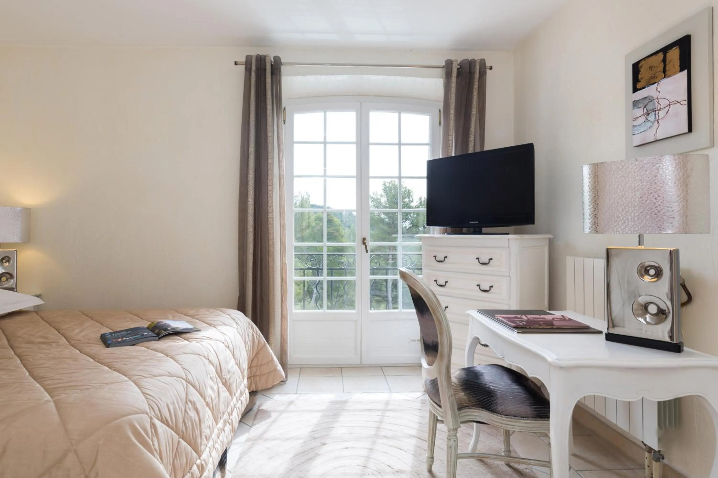 Bed in La Bastide De Tourtour Hotel & Spa