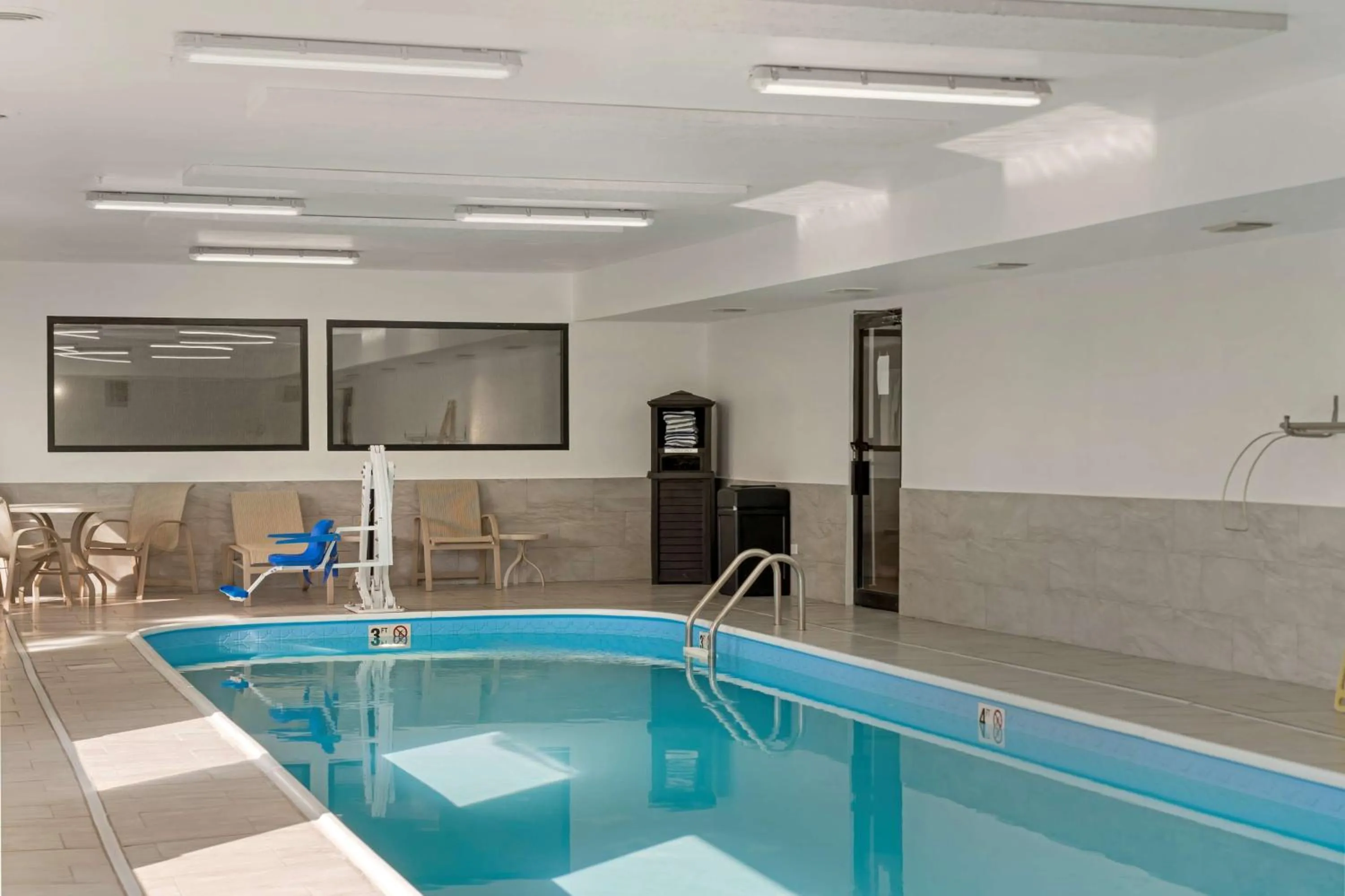 Pool view in Best Western Des Plaines O'Hare