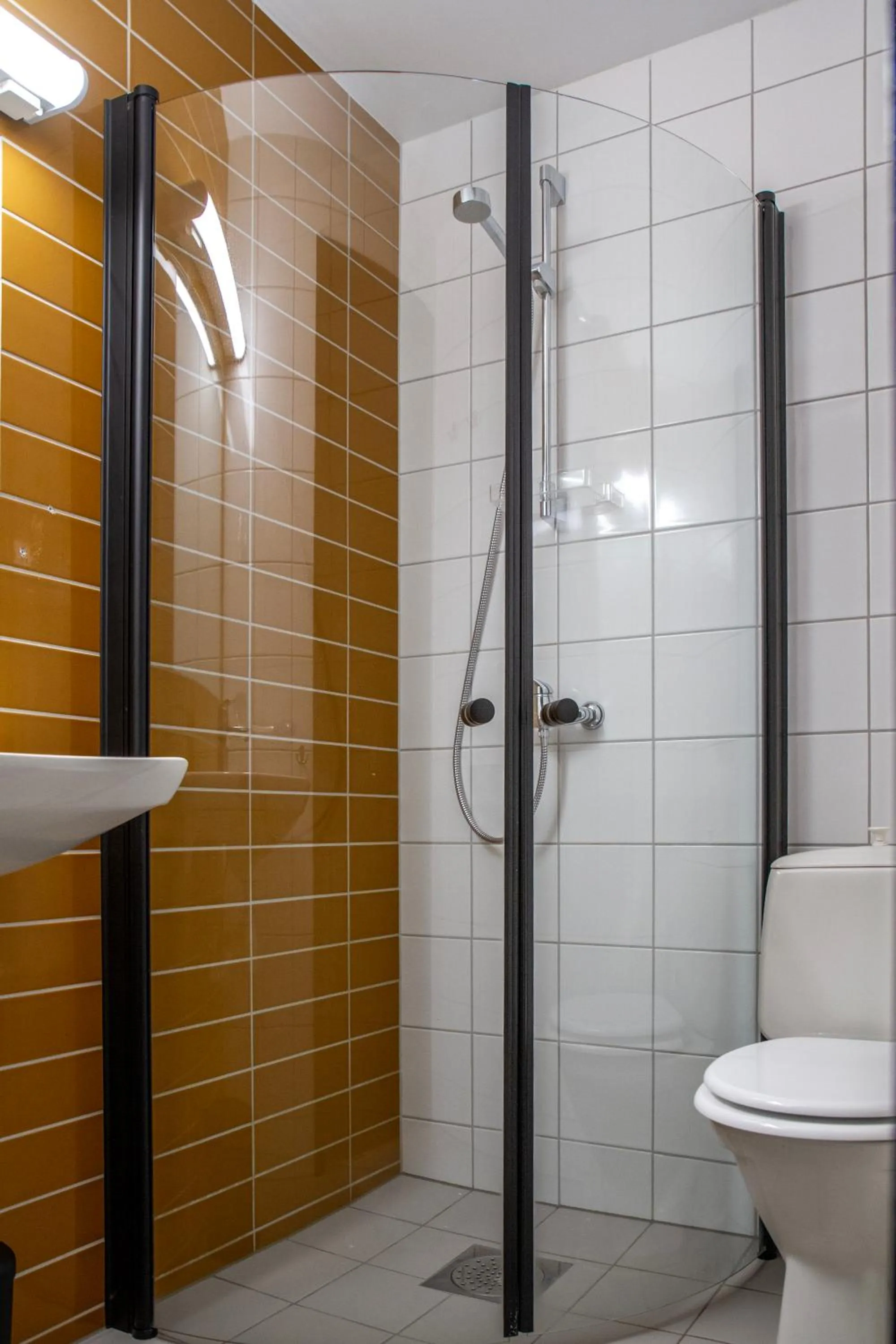 Shower in Nordis Hotel Lofoten