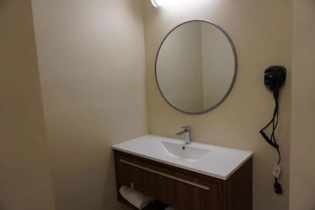 Bathroom in Rose Garden Inn