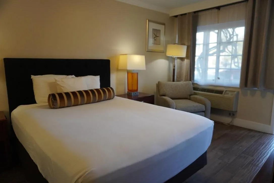 Seating area, Bed in Rose Garden Inn