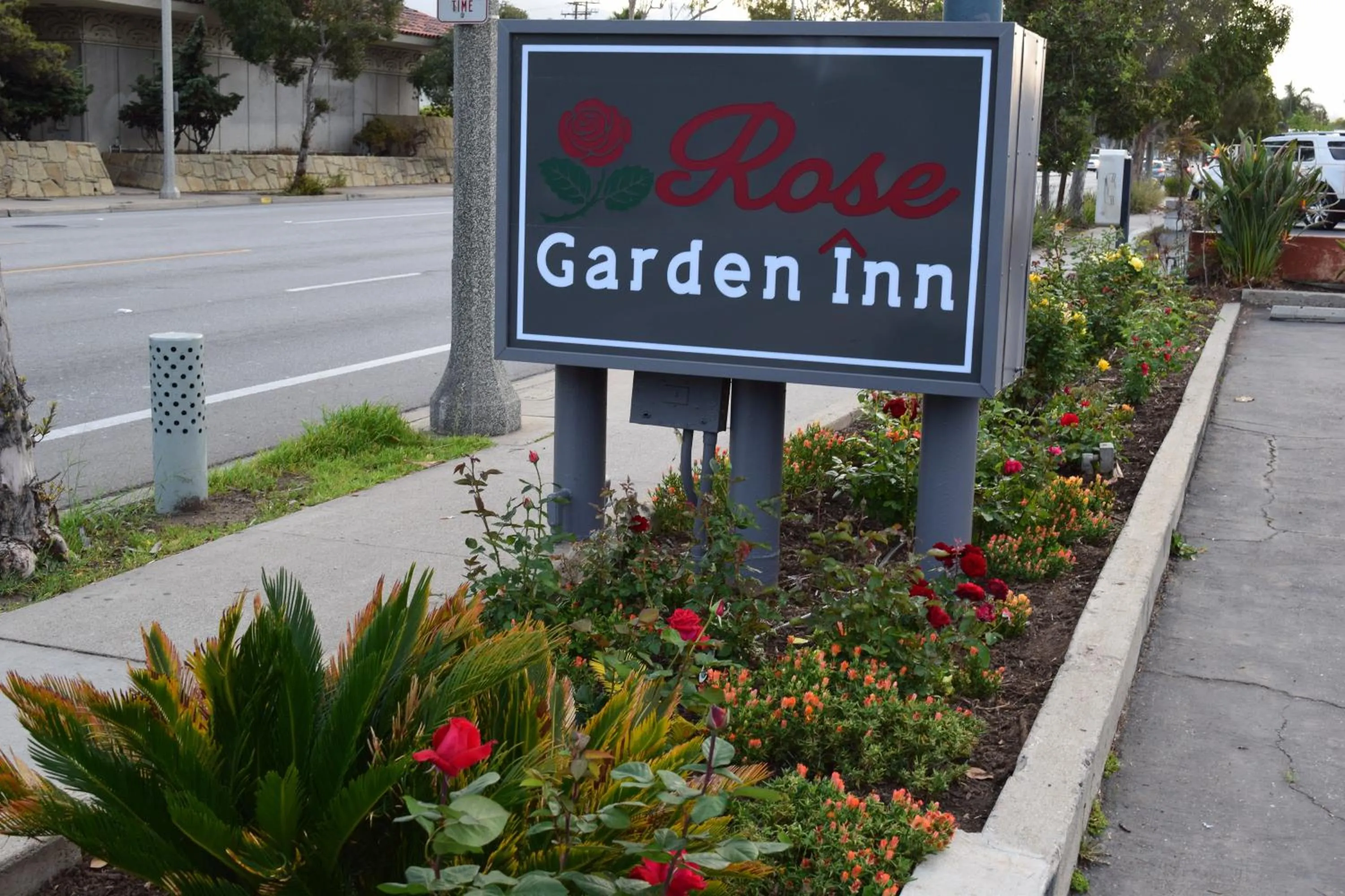 Facade/entrance in Rose Garden Inn