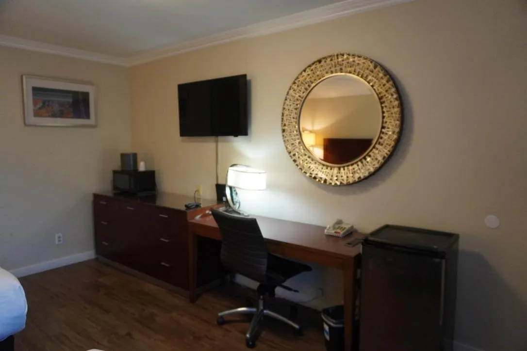 Communal lounge/ TV room, Bed in Rose Garden Inn