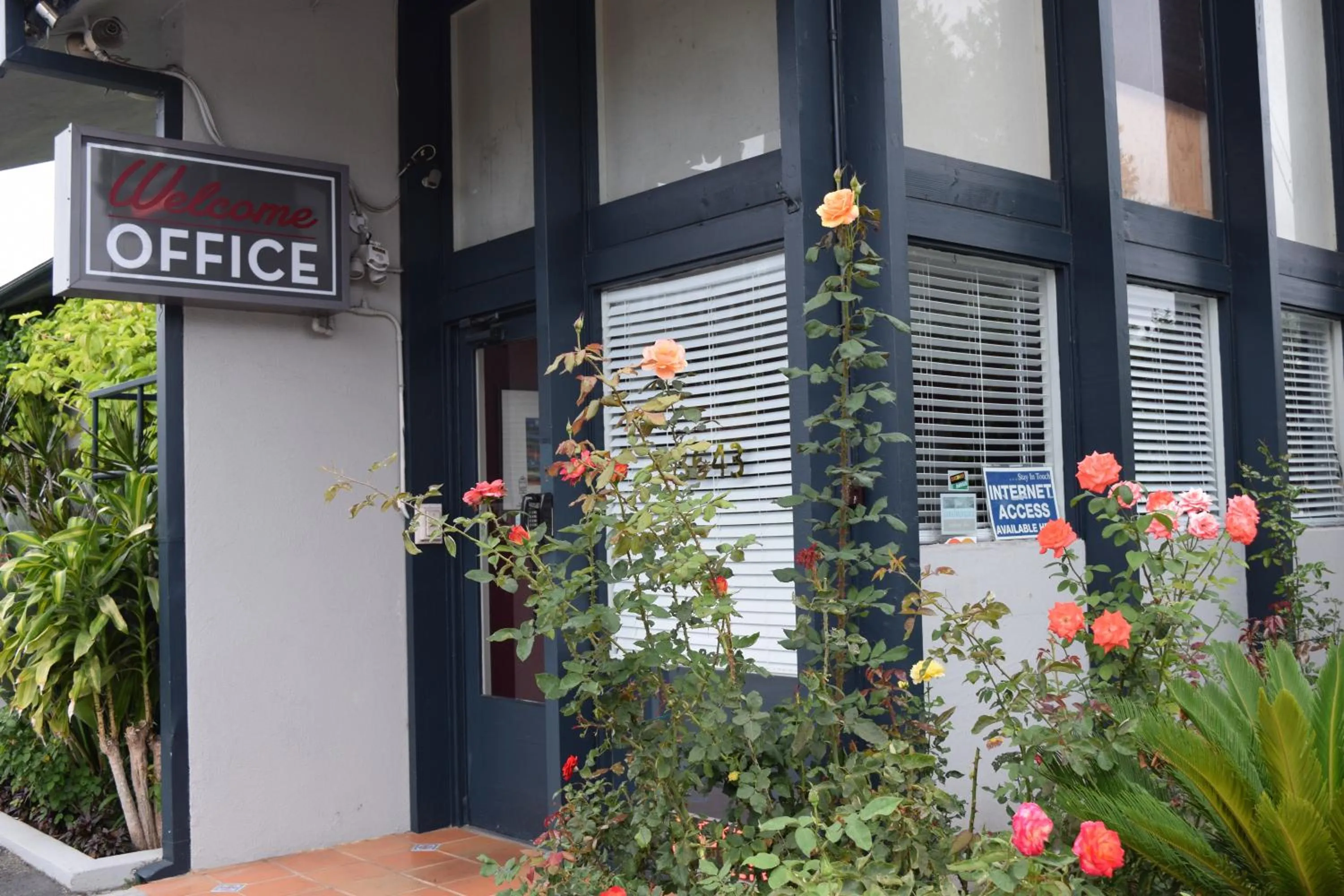 Facade/entrance in Rose Garden Inn
