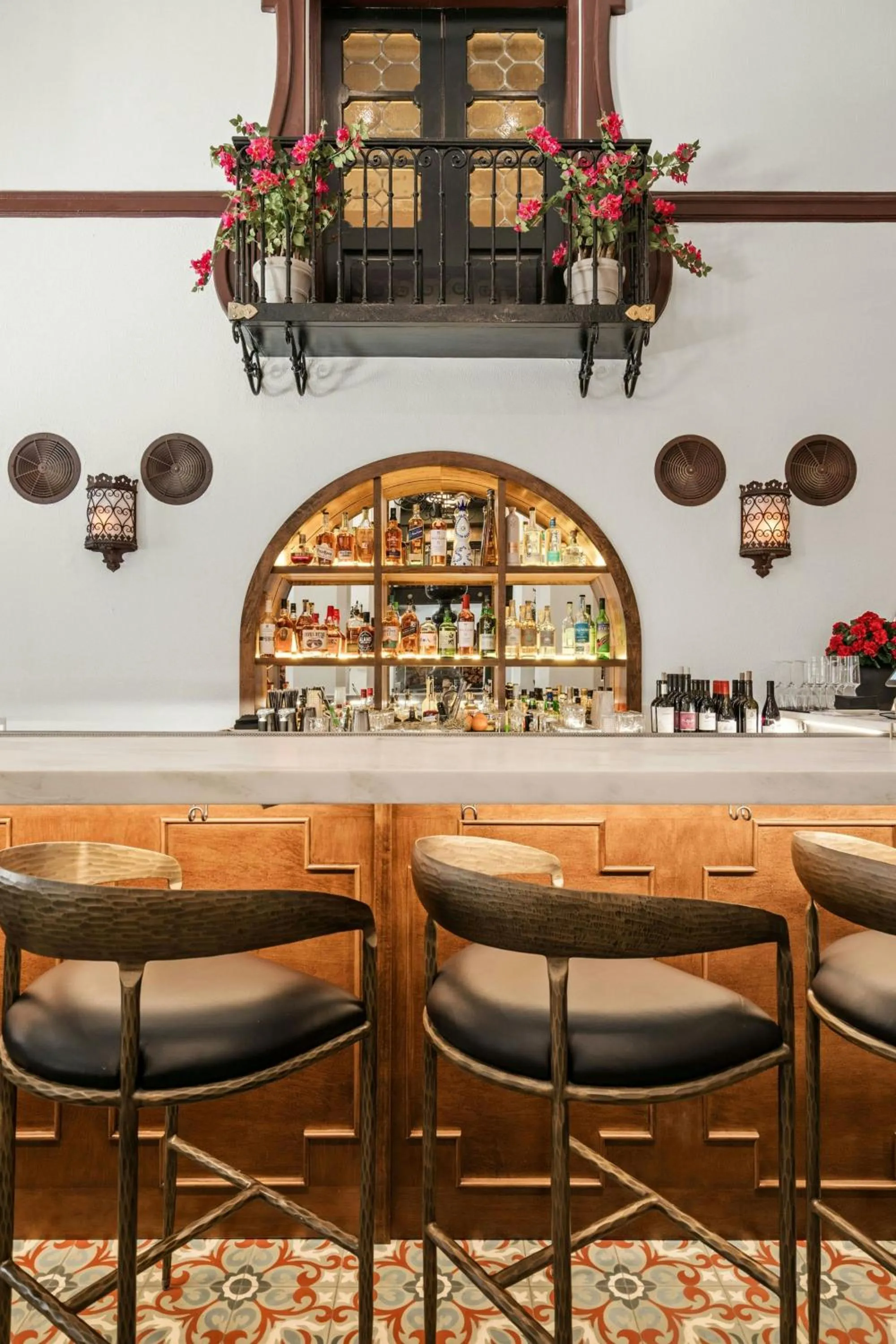 Lounge or bar in The St. Anthony, a Luxury Collection Hotel, San Antonio