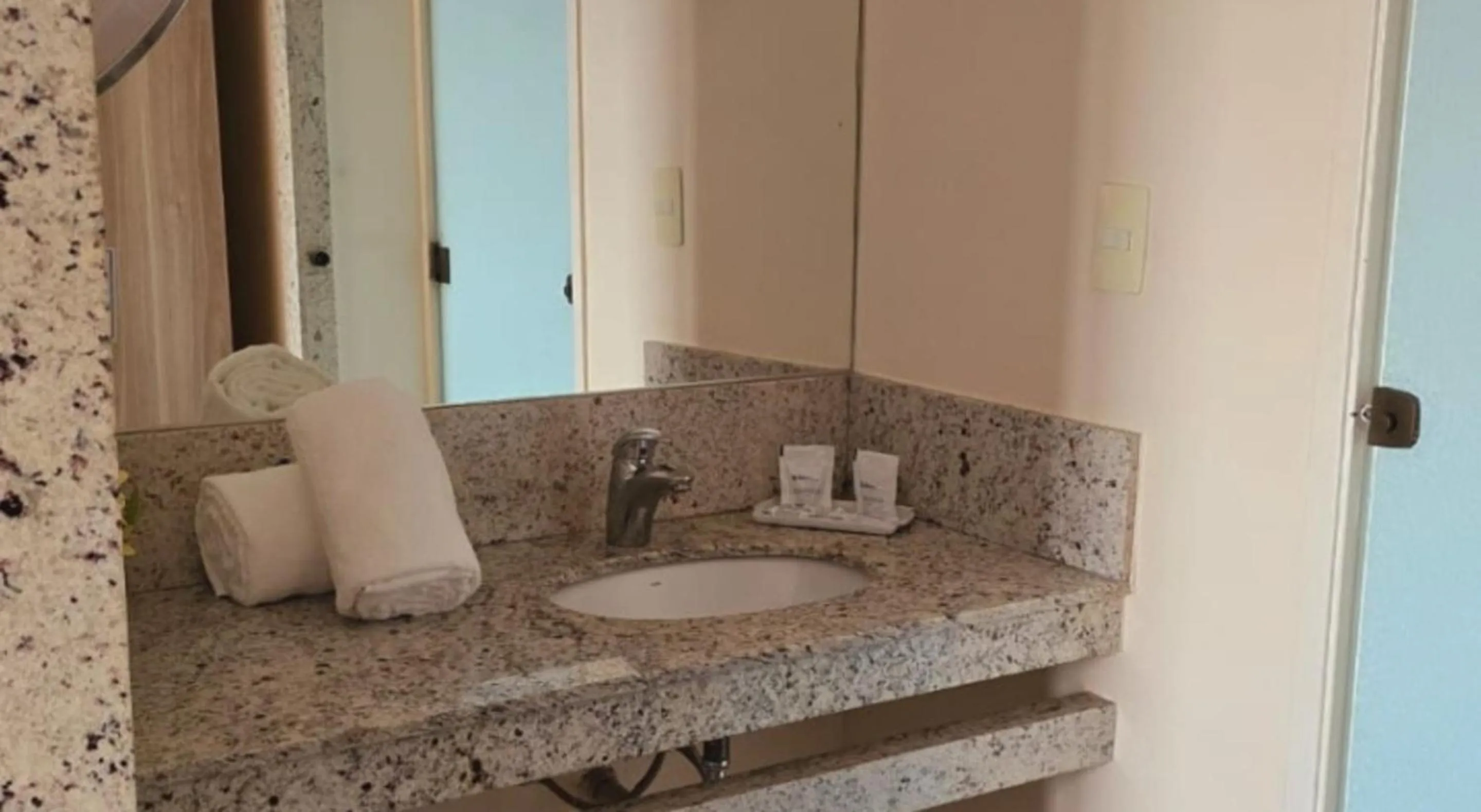 Bathroom in Hotel Dan Inn Campinas Anhanguera - By Nacional Inn