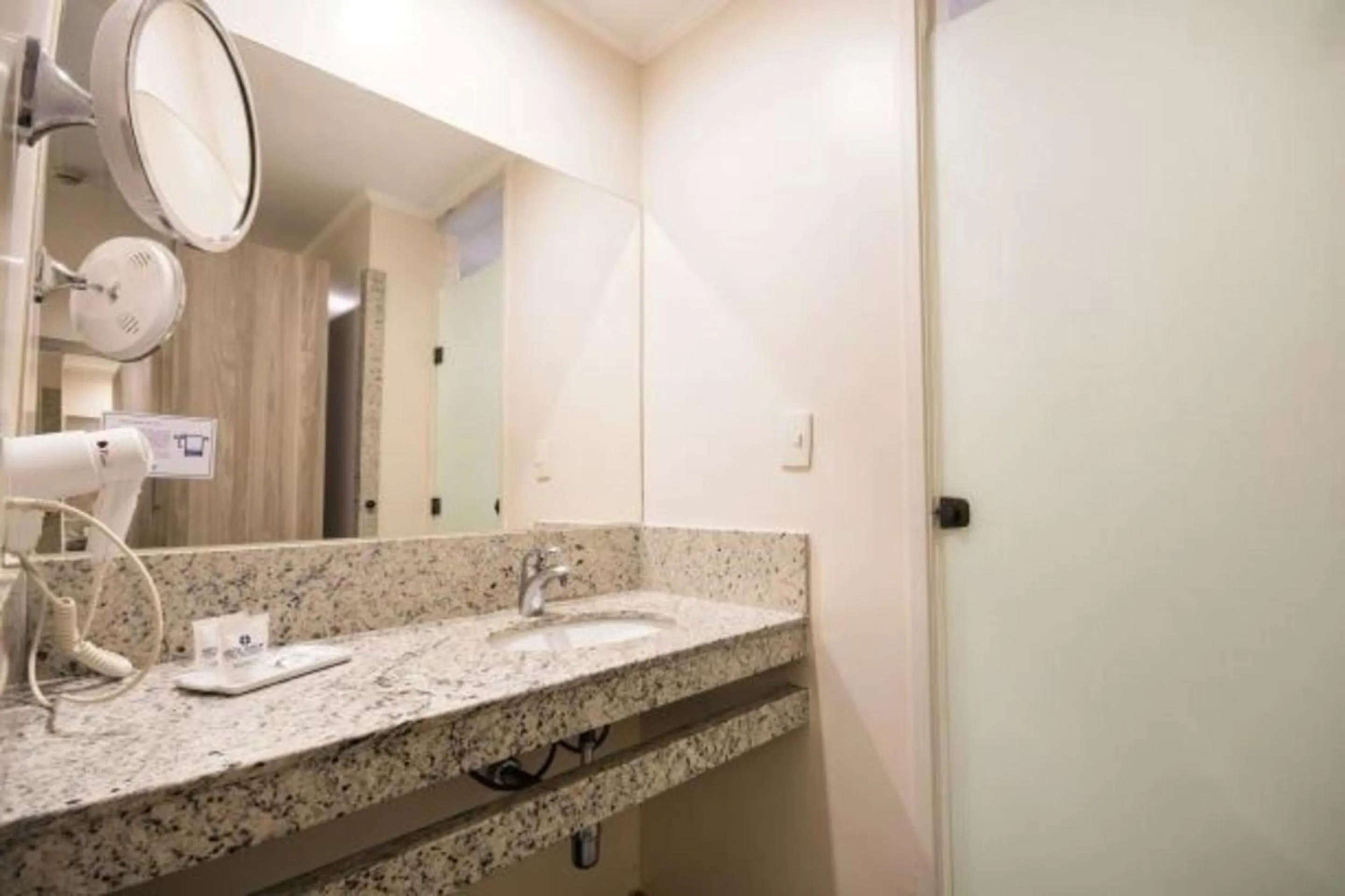 Bathroom in Hotel Dan Inn Campinas Anhanguera - By Nacional Inn