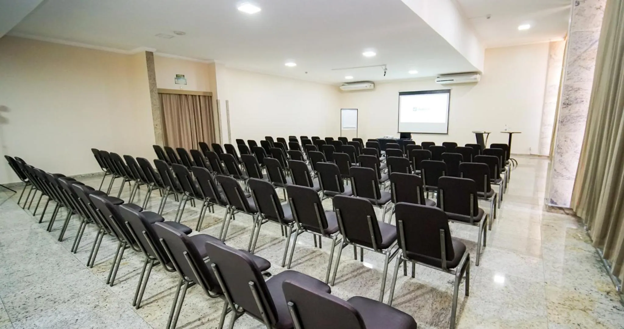 Meeting/conference room in Hotel Dan Inn Campinas Anhanguera - By Nacional Inn