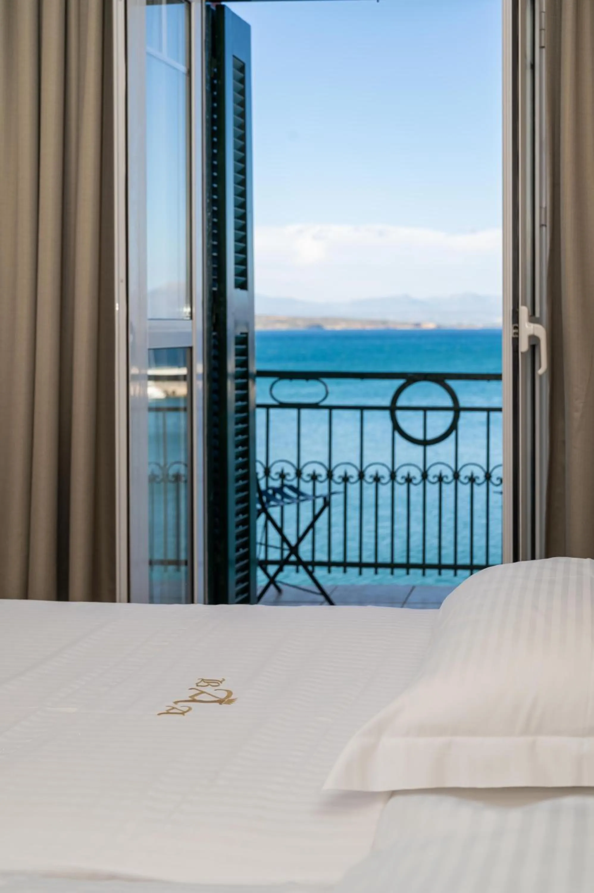 Bed in Aktaion City Hotel