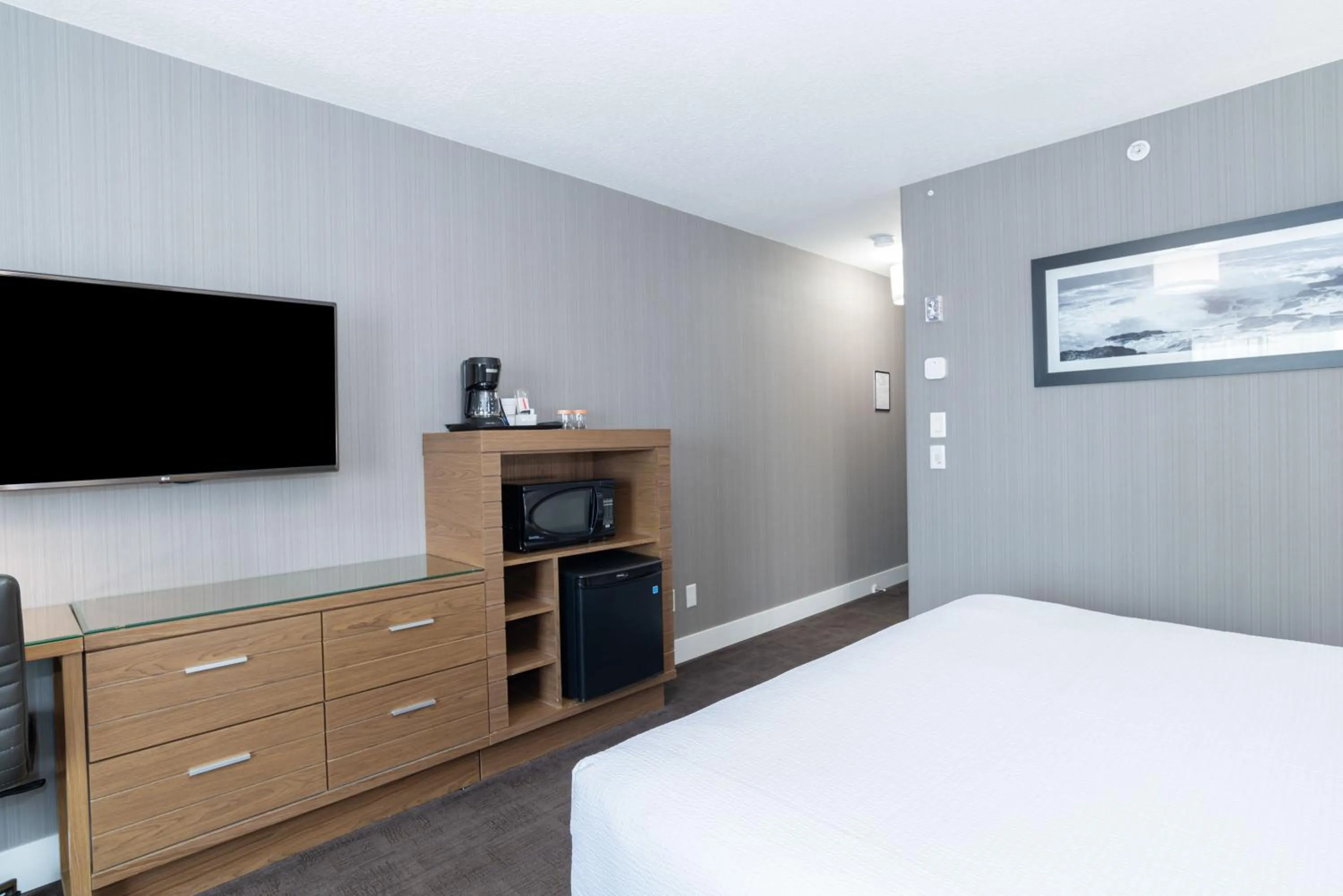 Photo of the whole room, Bed in Sandman Hotel Grande Prairie