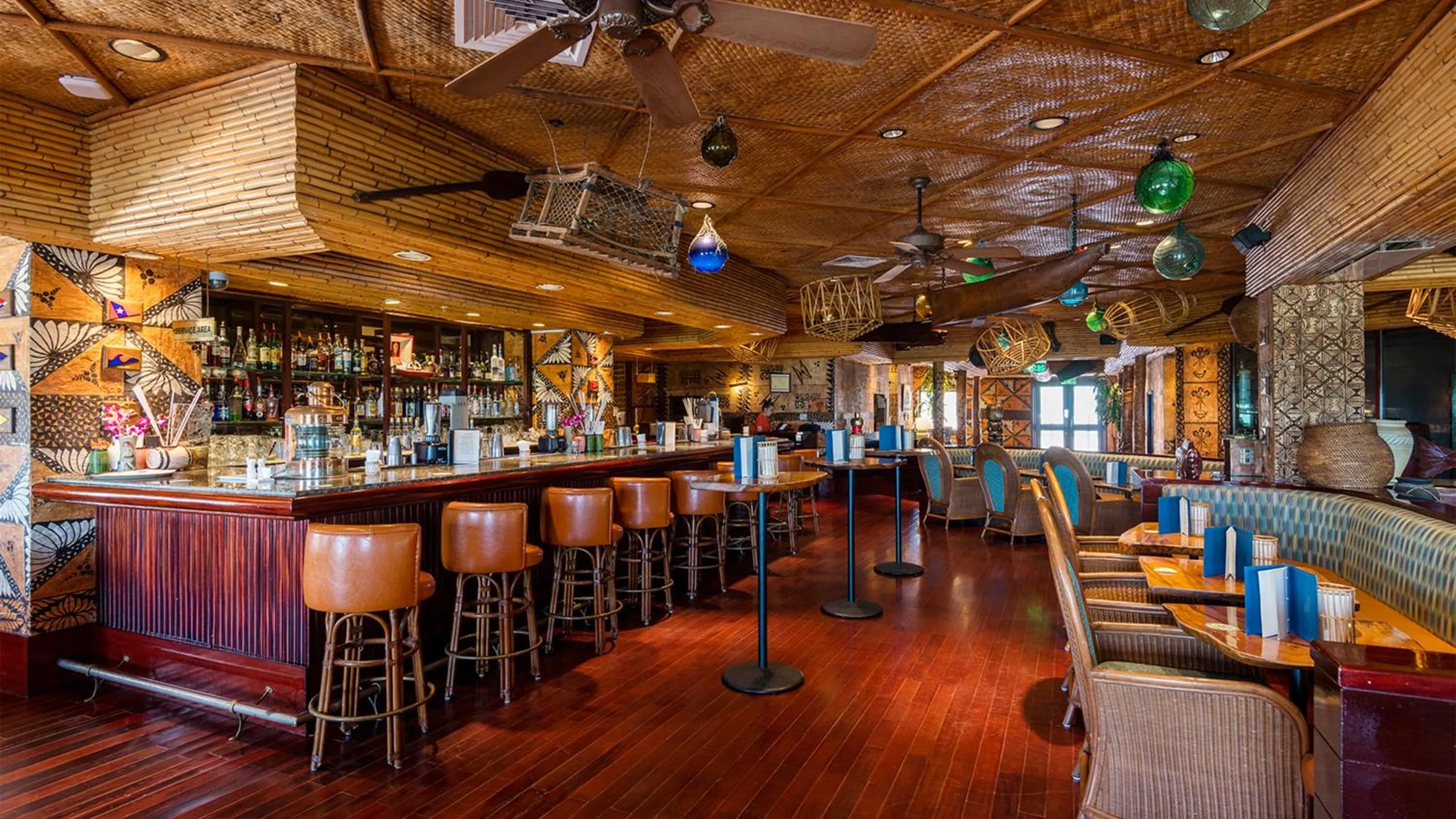 Lounge or bar in InterContinental Muscat by IHG