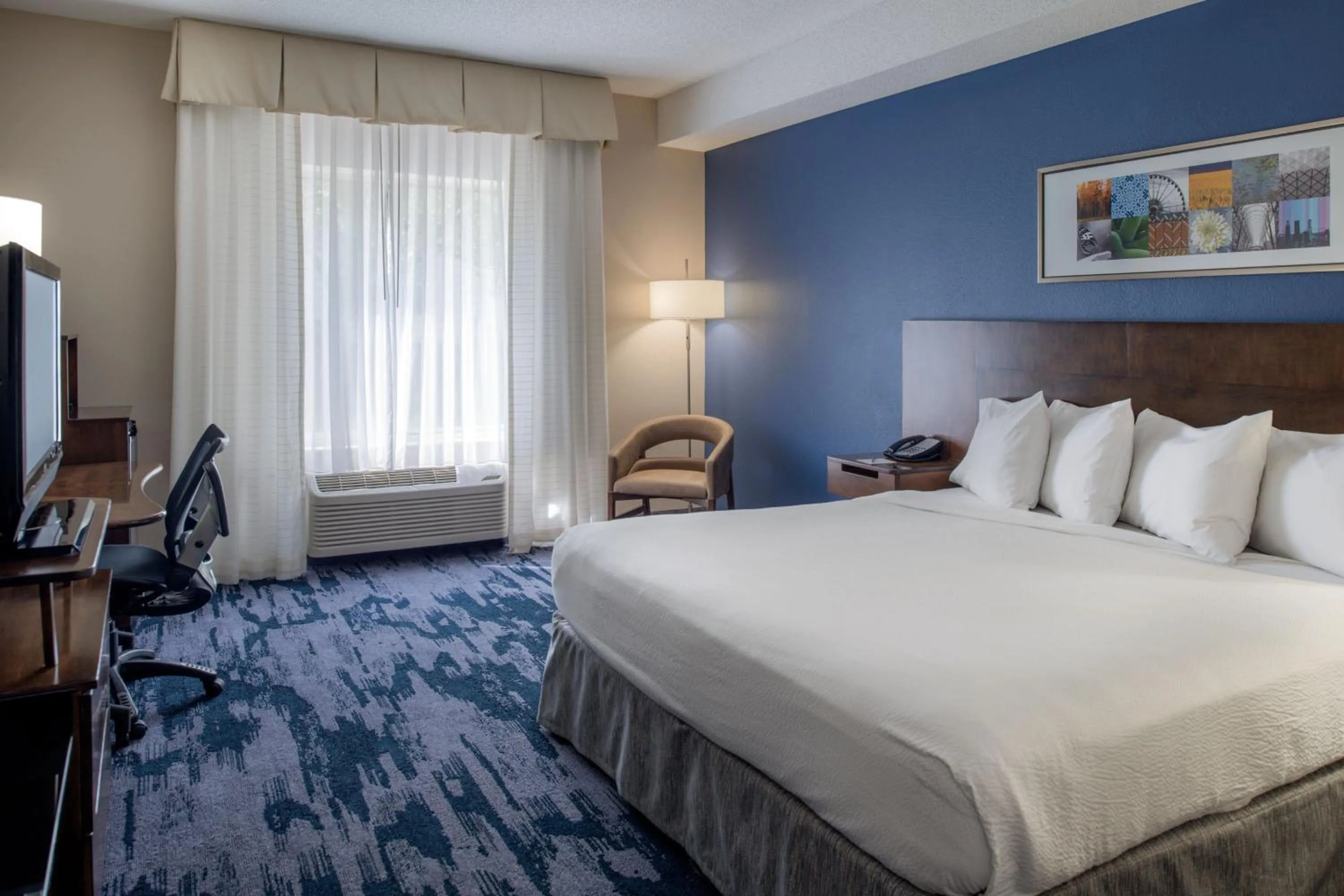 Photo of the whole room, Bed in Fairfield by Marriott