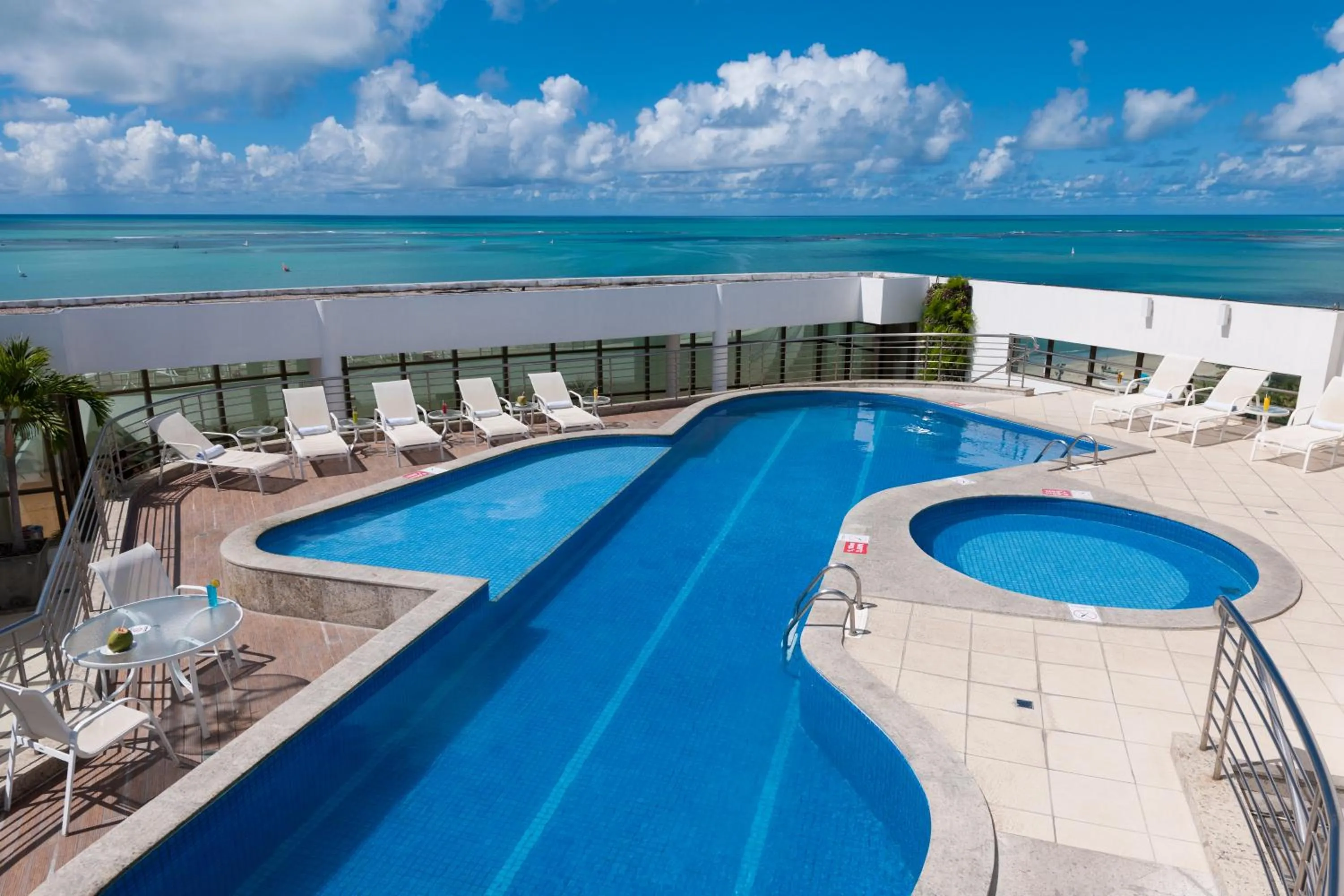 Swimming pool in Best Western Premier Maceió