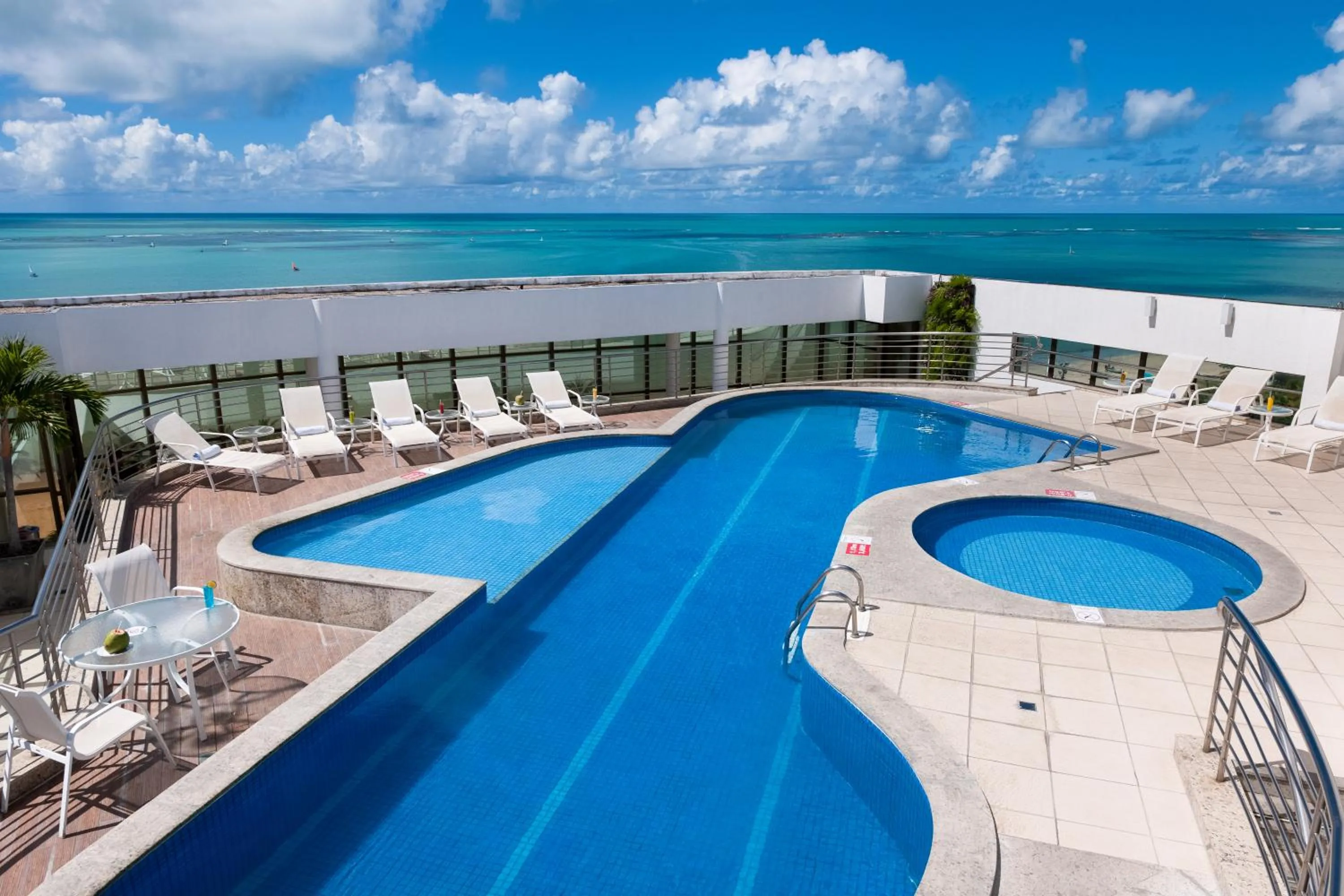 Swimming pool in Best Western Premier Maceió