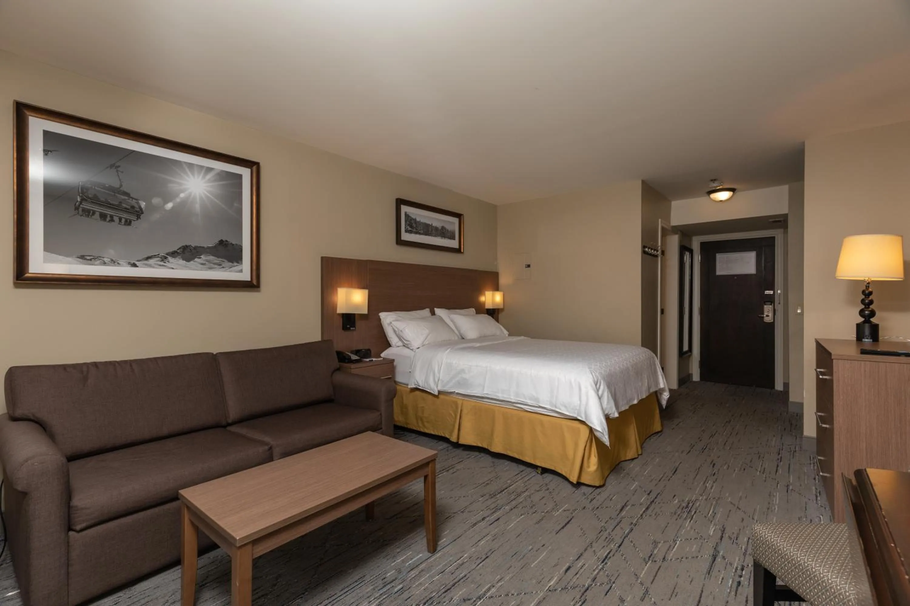 Photo of the whole room, Bed in Holiday Inn Express & Suites Tremblant by IHG