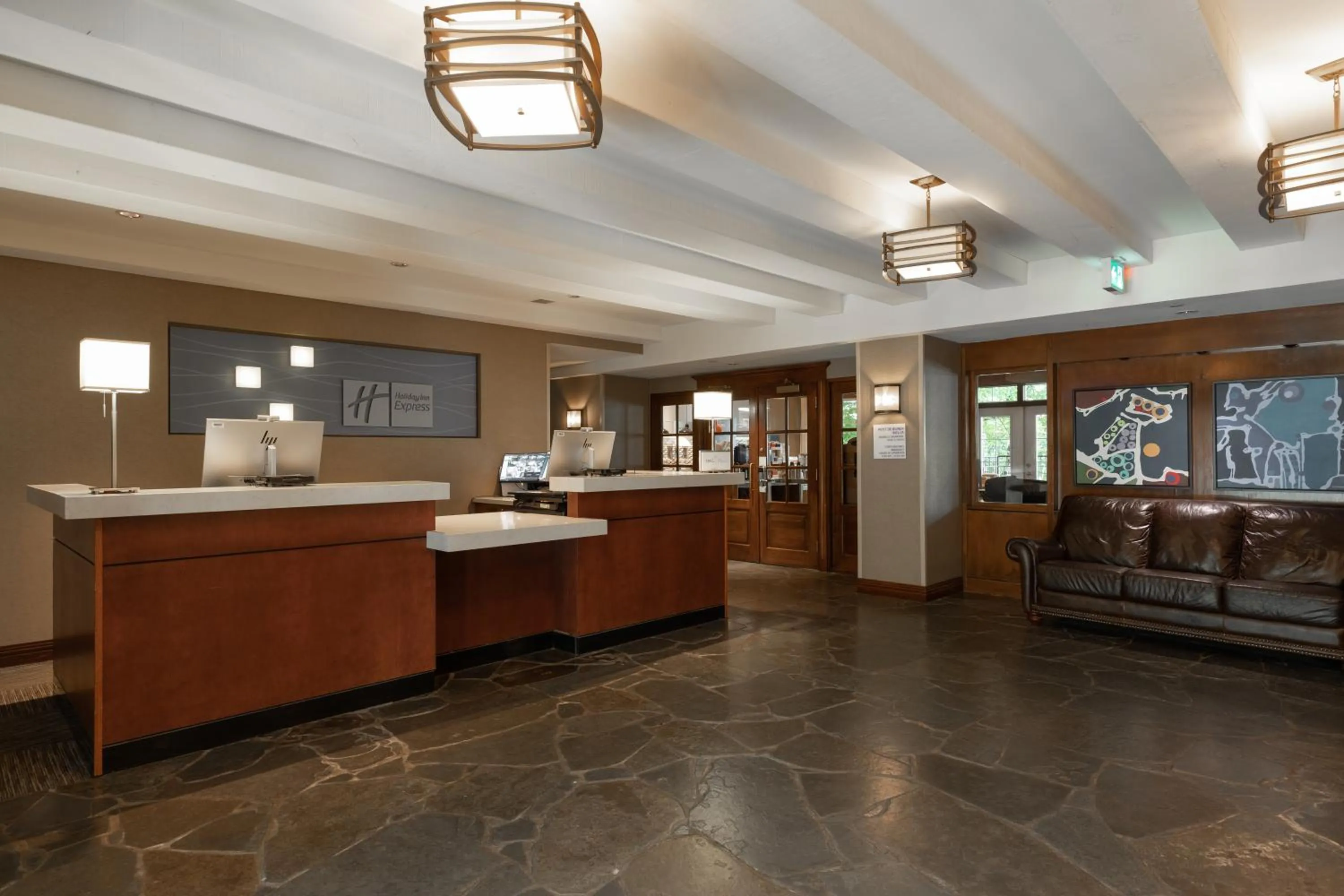 Lobby or reception in Holiday Inn Express & Suites Tremblant by IHG