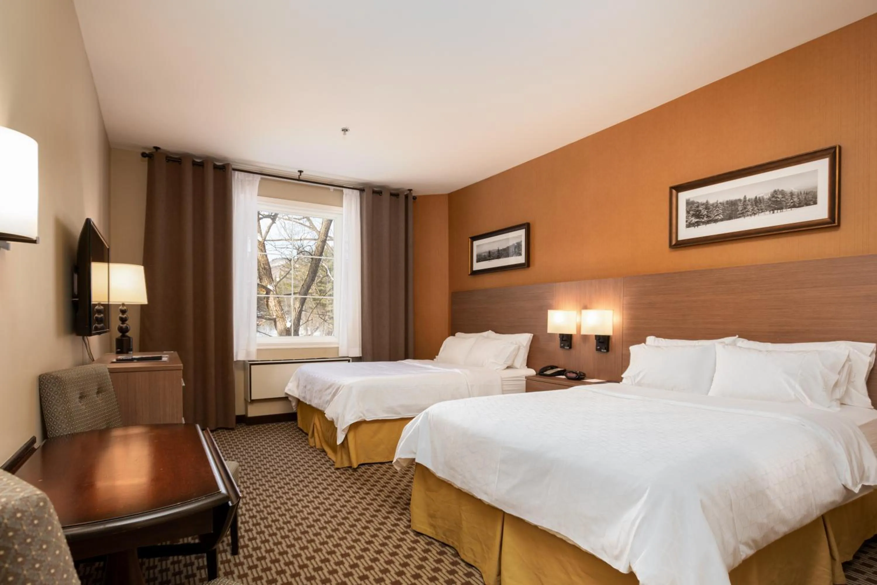 Bed in Holiday Inn Express & Suites Tremblant by IHG