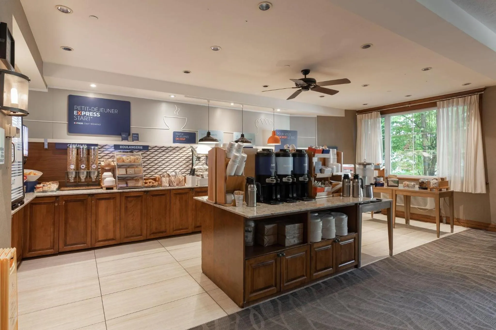 Breakfast in Holiday Inn Express & Suites Tremblant by IHG