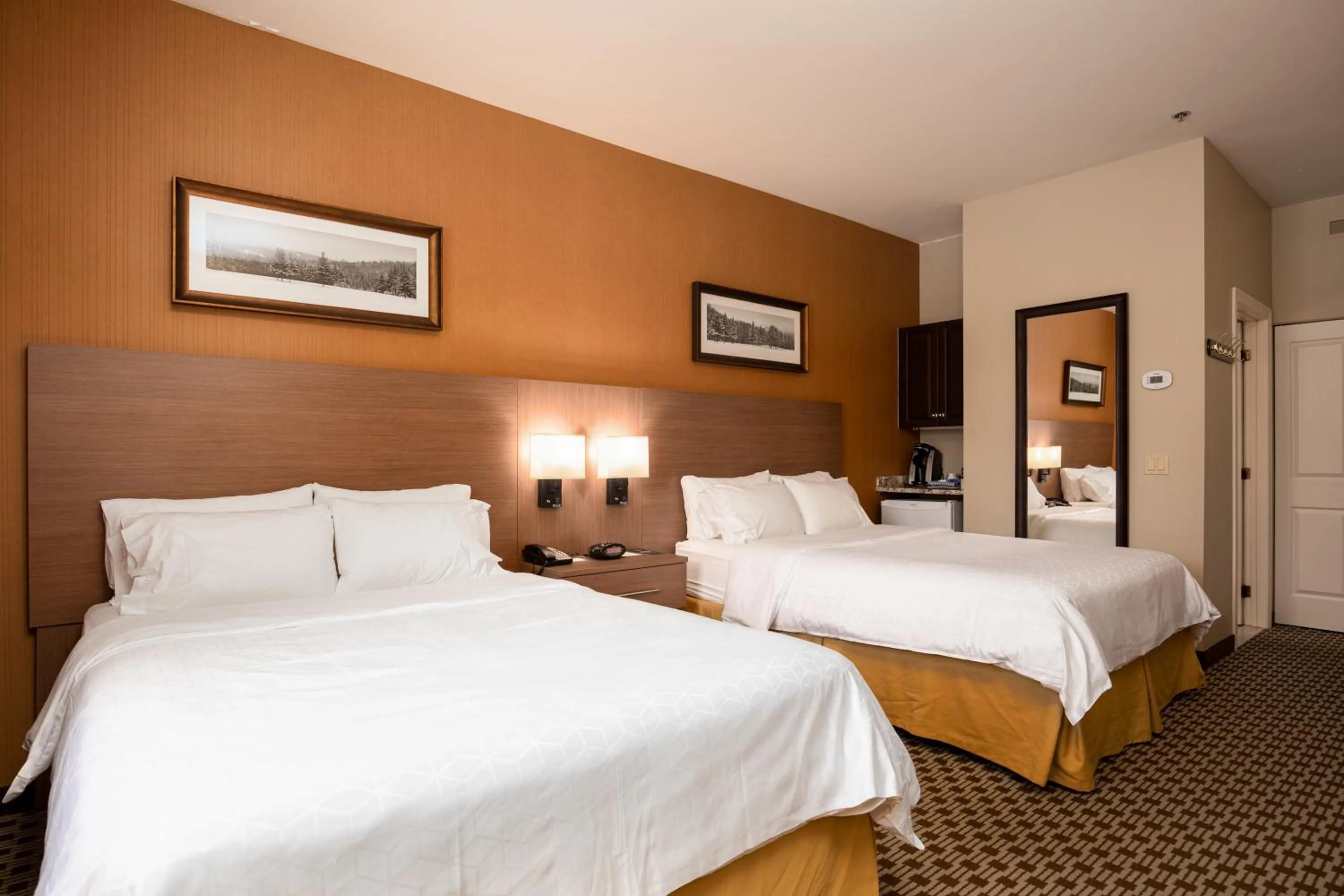 Photo of the whole room, Bed in Holiday Inn Express & Suites Tremblant by IHG